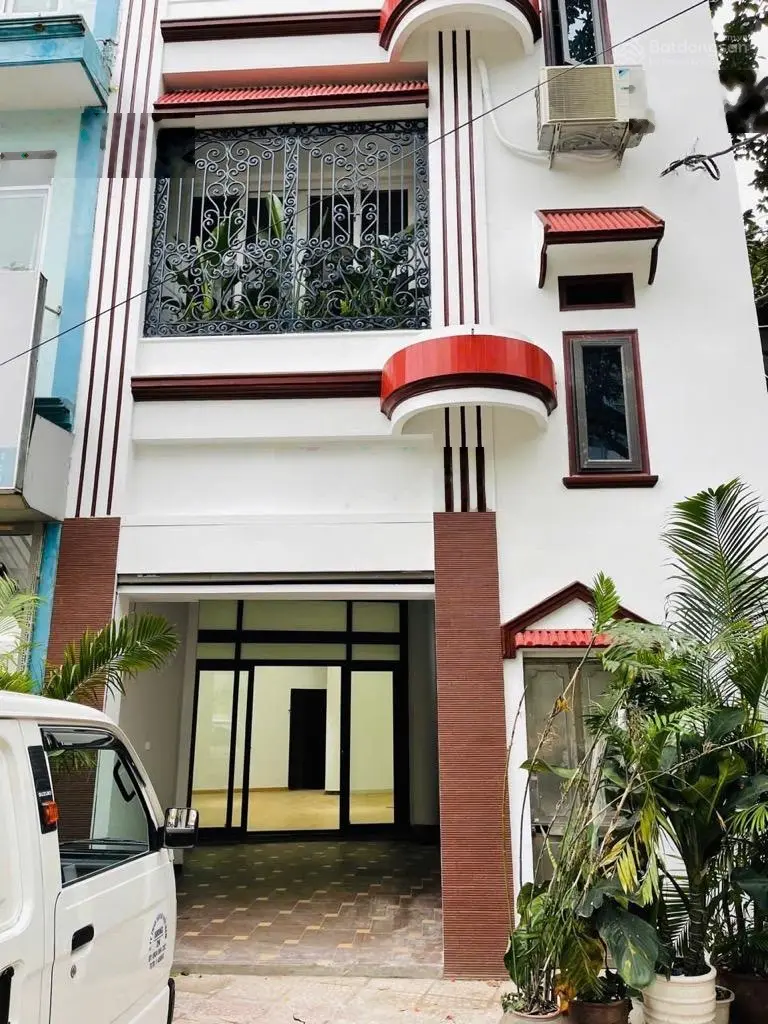 Siêu vip Cầu Giấy, sát mặt phố - ô tô vào nhà sân rộng kd cực đỉnh, 96,6m2, giá 26 tỷ