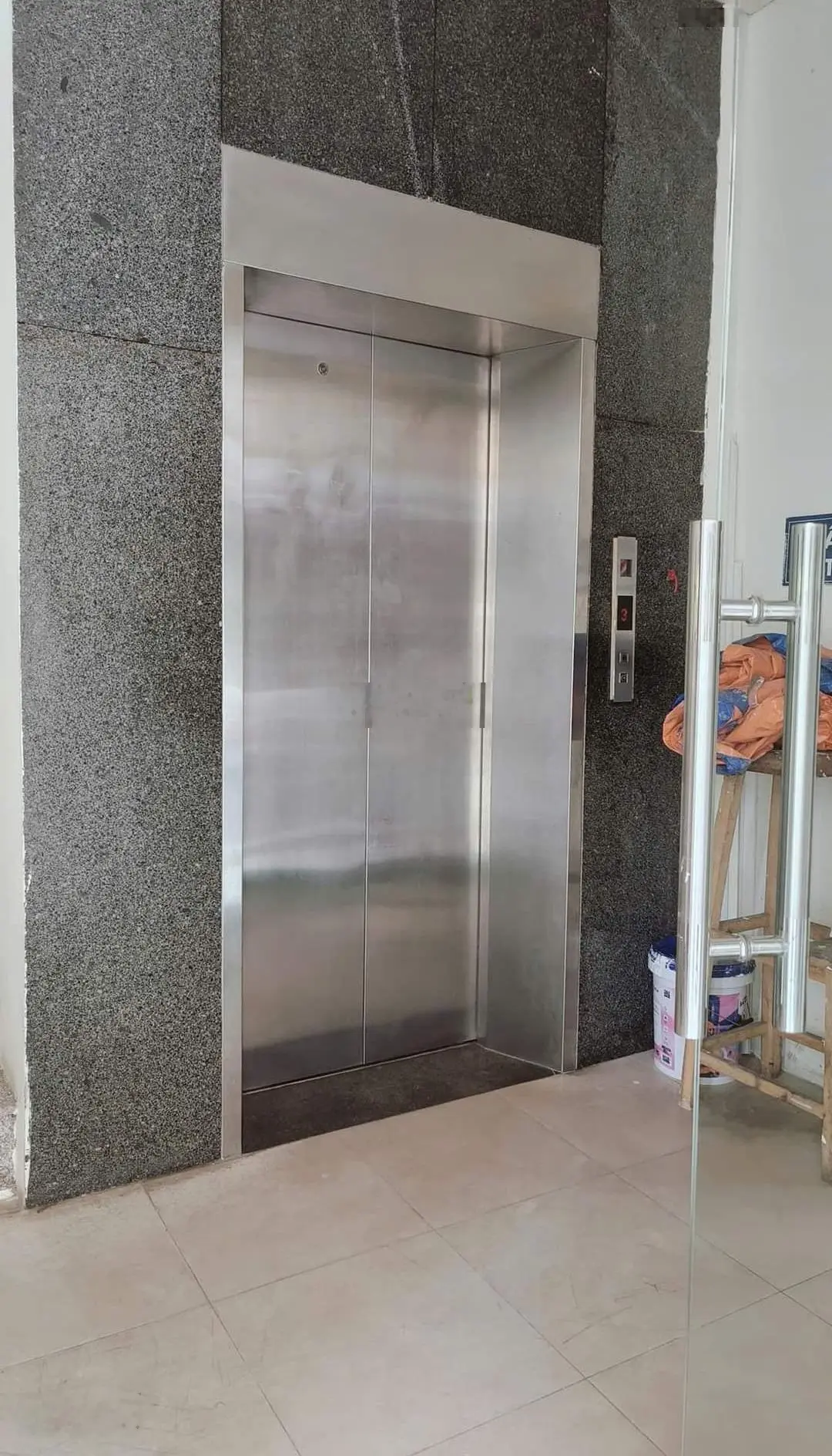 Chính chủ gửi bán nhà 2 mặt phố Trần Vỹ diện tích 111m2, 7 tầng thang máy