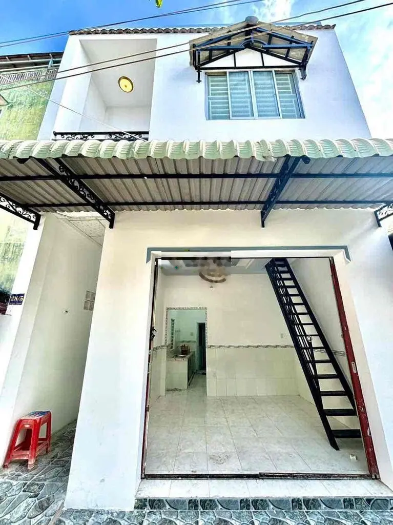 Nhà lầu 3 phòng ngủ và 2 phòng trọ - Gần chợ Xuân Khánh