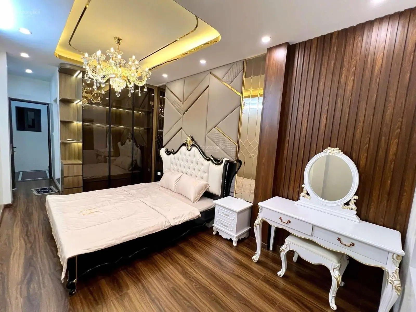 9.2 tỷ cho căn nhà vị trí VIP đường Lạc Long Quân đi bộ 10phút ra Hồ Tây lộng gió - lô góc 2 thoáng
