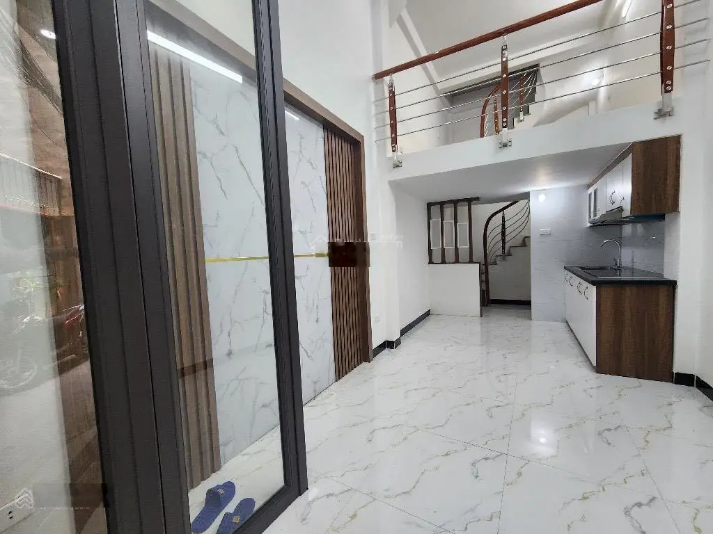 Bán nhà Hoàng Mai, 15m ô tô chạy, 80m bãi gửi ô tô, ngõ thông, 5.5 tầng, 32m2, hơn 4 tỷ