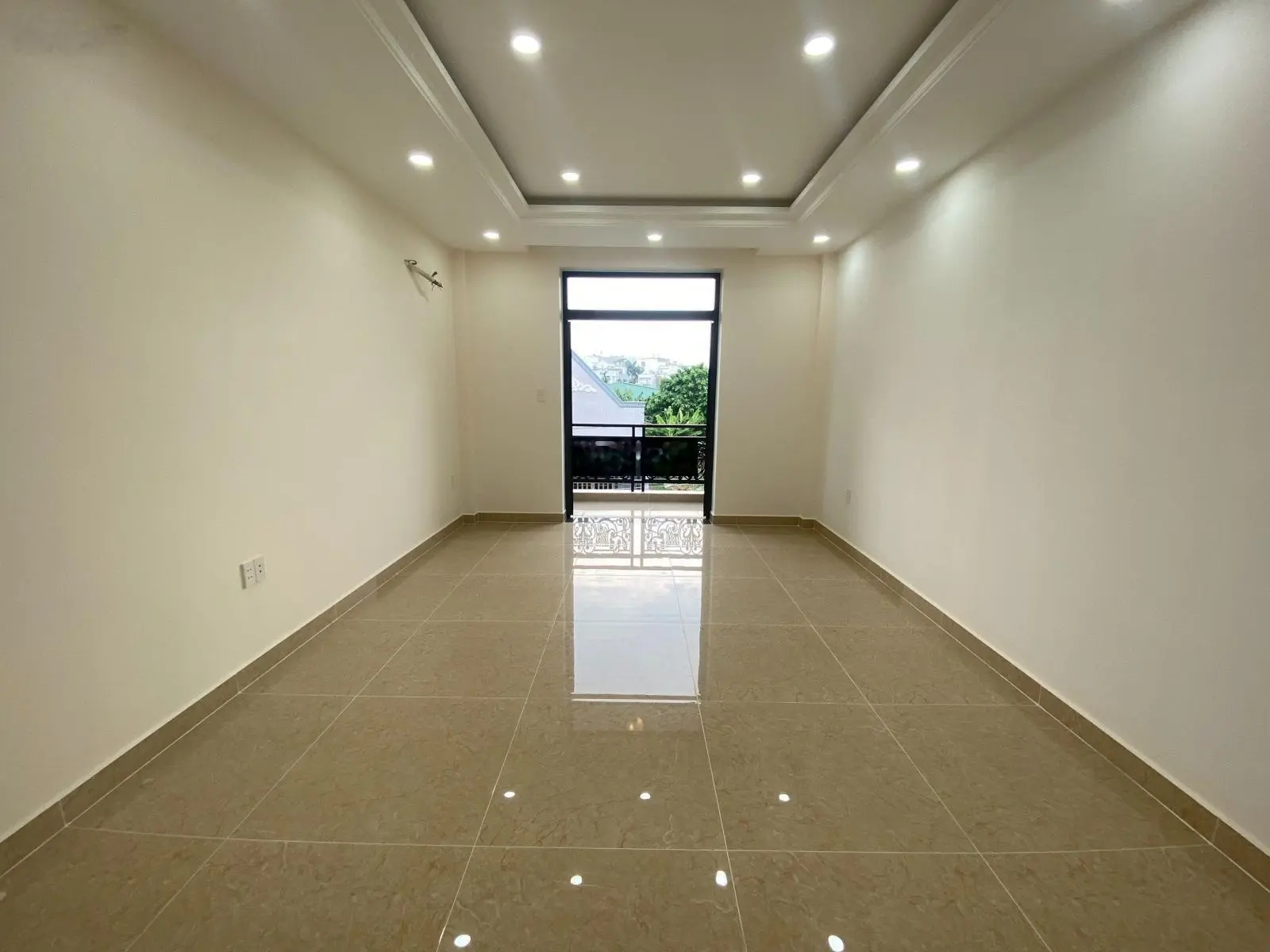 Nhà gần Quốc Lộ 13, xây mới 100%, thiết kế có sân để xe, an ninh yên tĩnh, DT 4x21m, 4PN, 5WC, SHR