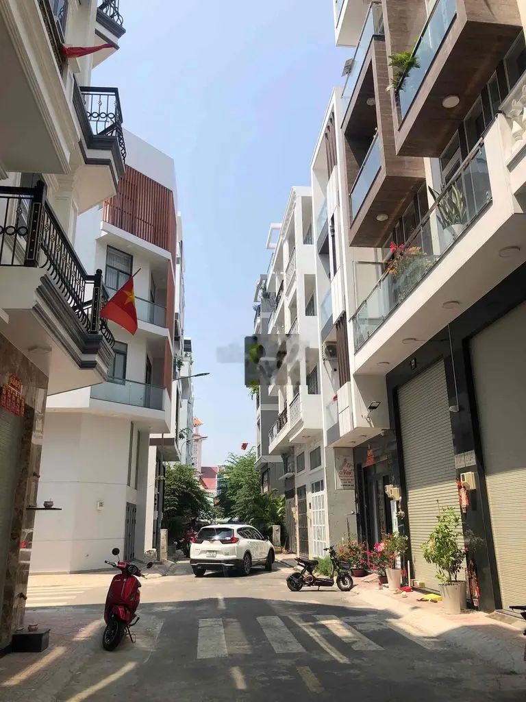Nhà quận 11 bán giá rẻ 8 tỷ. 4.5 lầu, Nhà đẹp sạch sân rộng xe hơi SHR