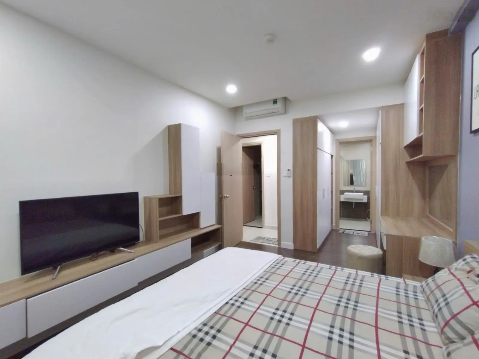 Bán căn hộ 2PN The Sun Avenue giá 4,4 tỷ đầy đủ nội thất -LH: 0901 364 ***