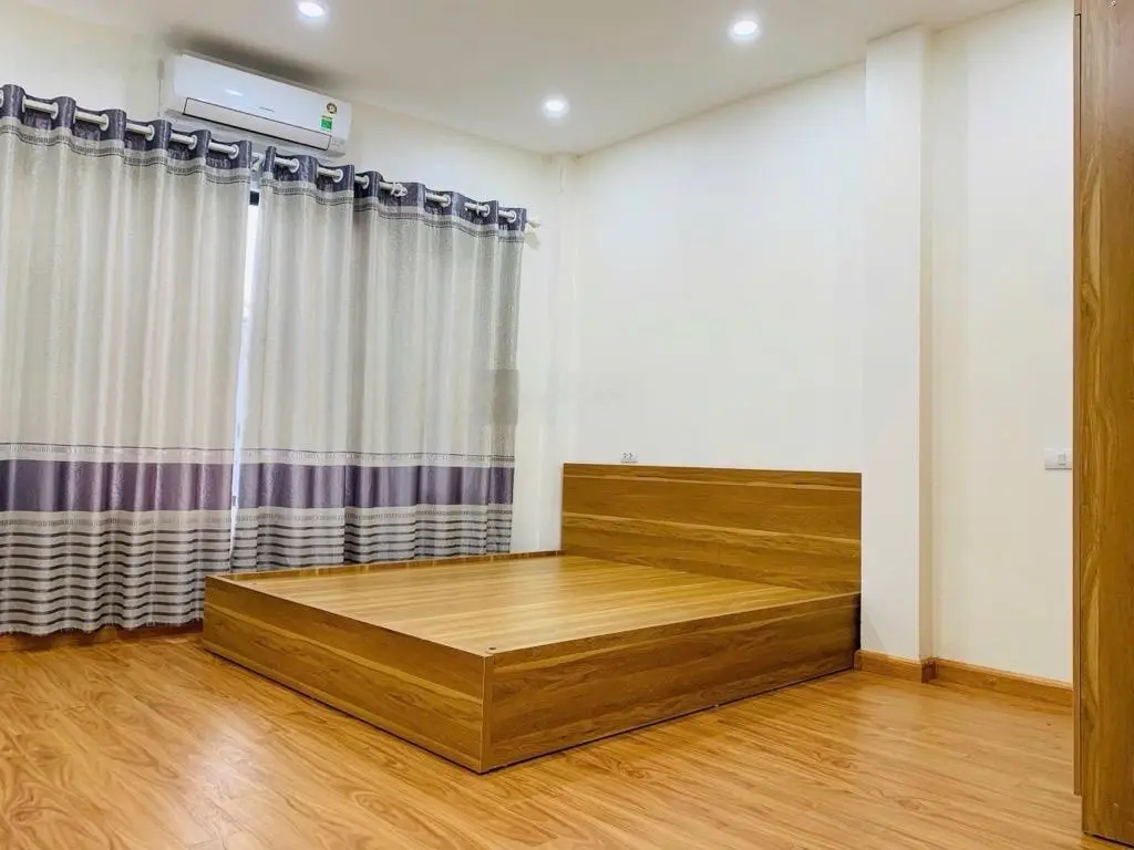 Nhà mới ở ngay 6 tầng - thang máy - full nội thất - ô tô đỗ cửa - 10m ra ô tô tránh - phúc lợi.