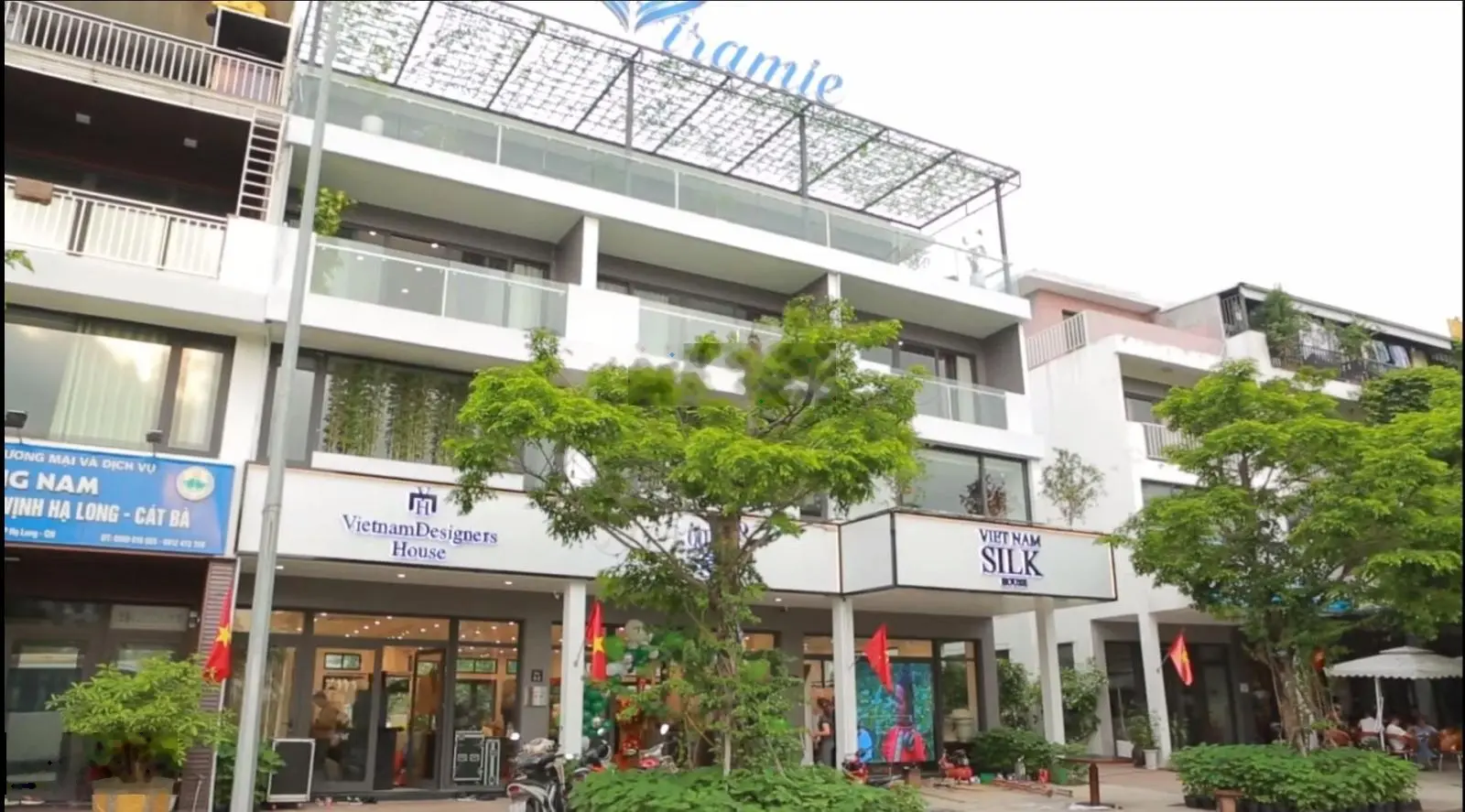 Bán nhà phố 260.5m2 mặt đường ra bãi tắm Marina Hạ Long. Sổ đỏ cất két LH Mr Tiến 0941 941 ***