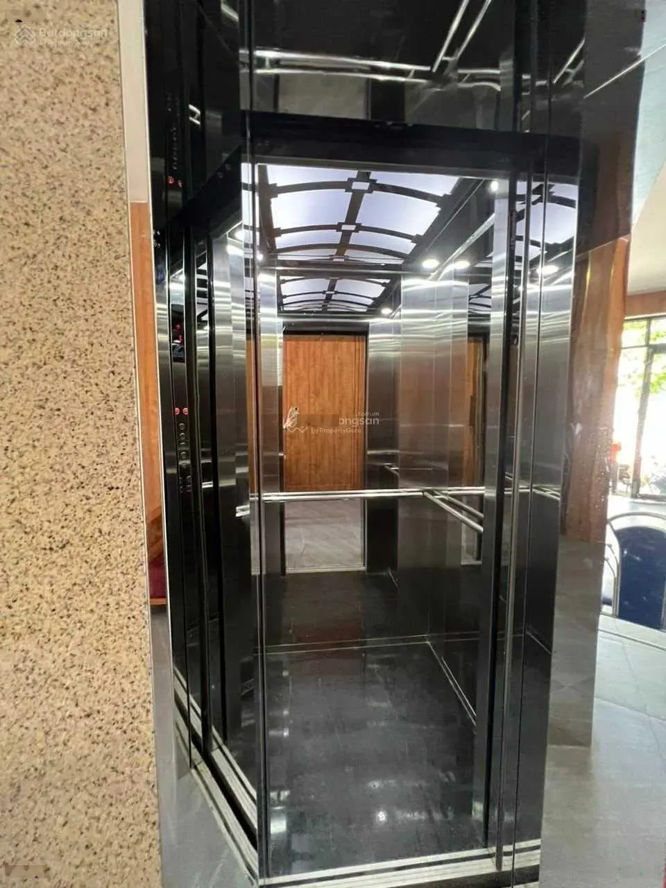 Tòa căn hộ 5 tầng đối diện công viên lớn khu phố Tây An Thượng