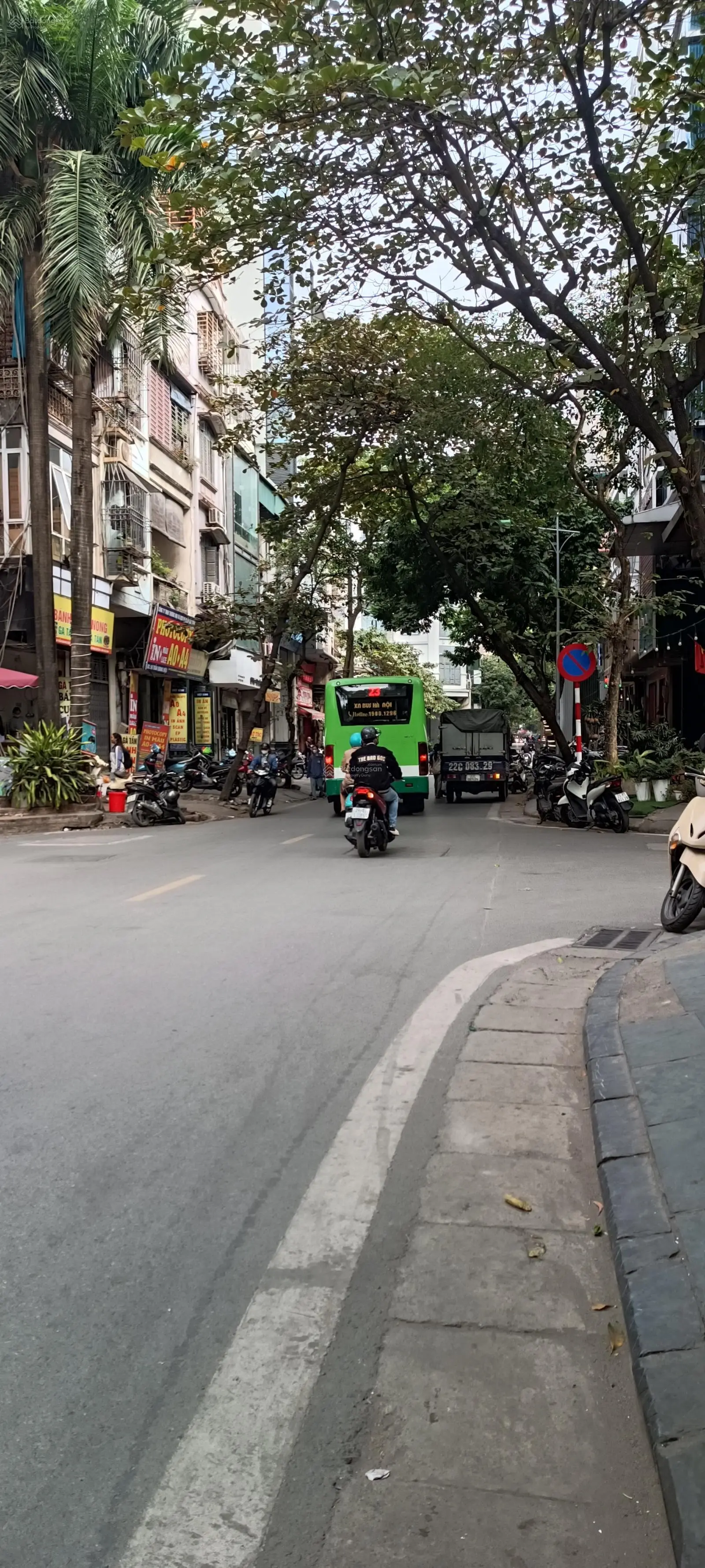 Bán nhà mặt phố Trần Quang Diệu, Hoàng Cầu. DT 40m2*4 tầng. MT 3,5m. H: ĐN. Sổ đỏ. Giá 21,5 tỷ