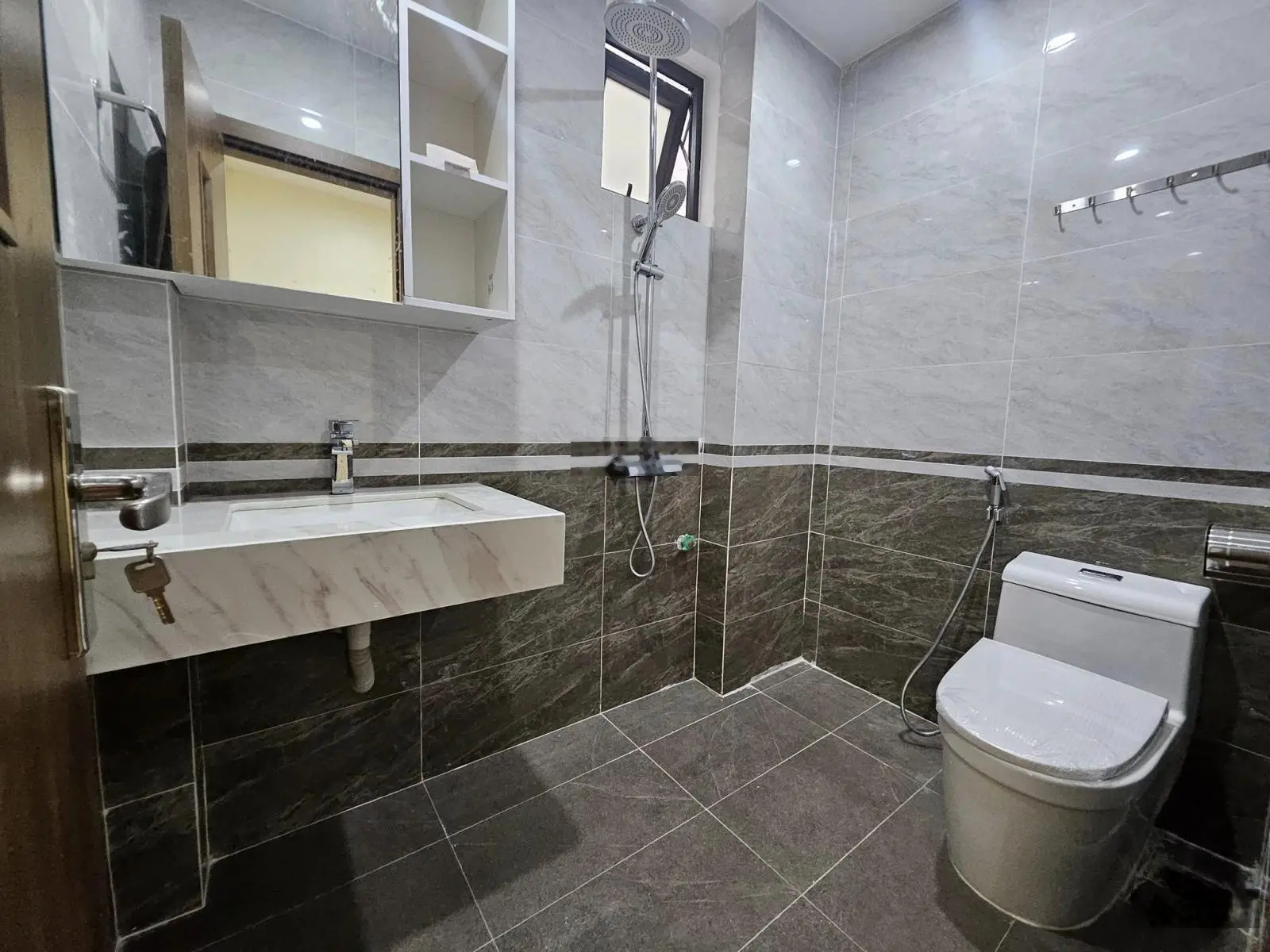 Tôi bán nhà Trần Nguyên Đán thang máy oto tránh DT 75m2 6T nhỉnh 15 tỷ
