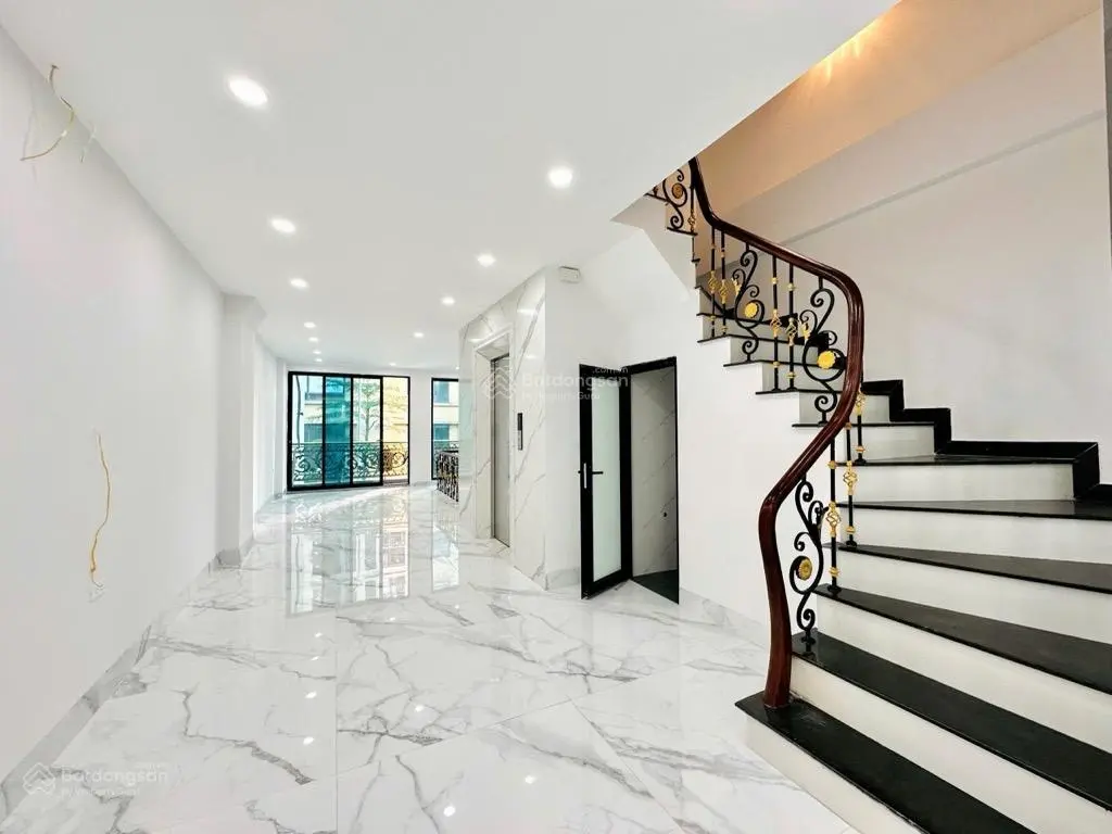 Bán tòa nhà VP 6 tầng thang máy nhập khẩu , ô tô cất trong nhà , sân vườn đẳng cấp thượng lưu