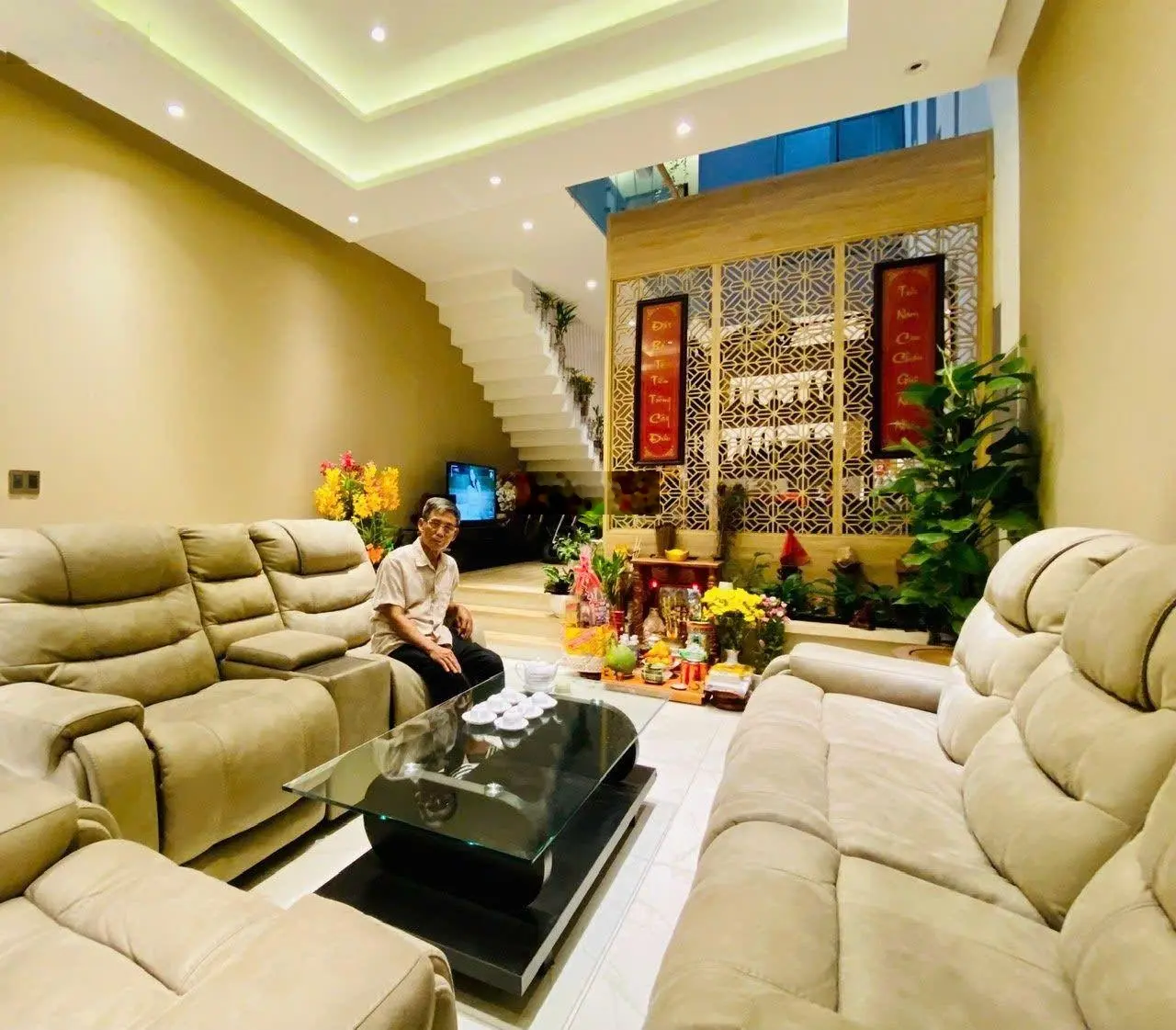 Nhà 1 trệt 3 lầu mặt tiền khu trung tâm hành chính, P. Dĩ An, TP. Dĩ An