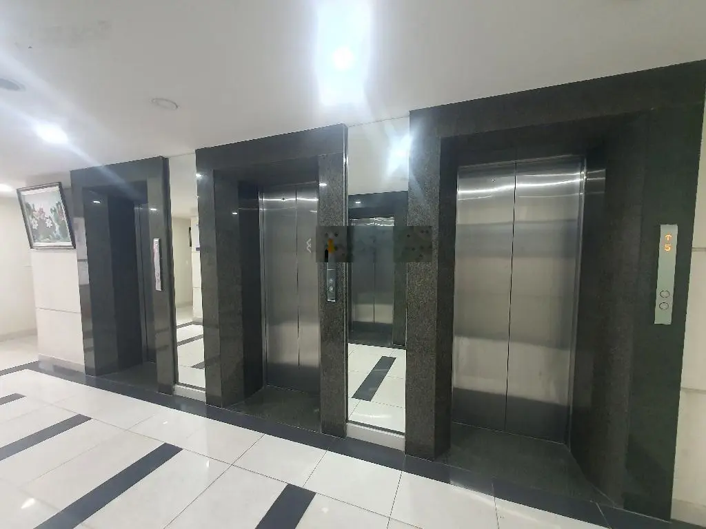 Chính chủ cần bán chung cư Helios, phòng khách rộng, ban công trồng hoa, thoáng sáng, full nội thất