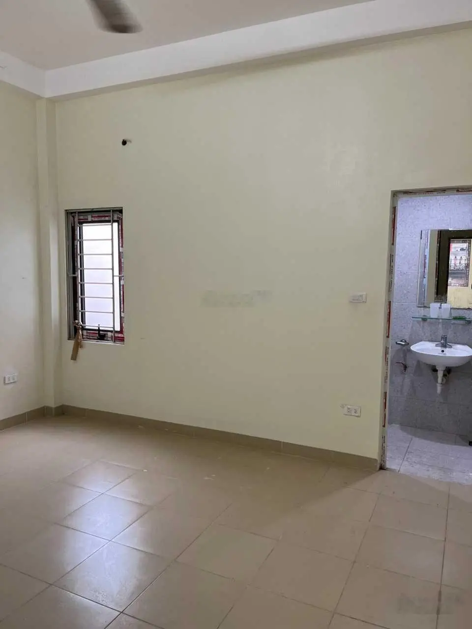 Tôi cần bán gấp, nhà đẹp 50m2, 4 tầng, dân xây, ngõ 276 phố Đại Từ, gần hồ Linh Đàm