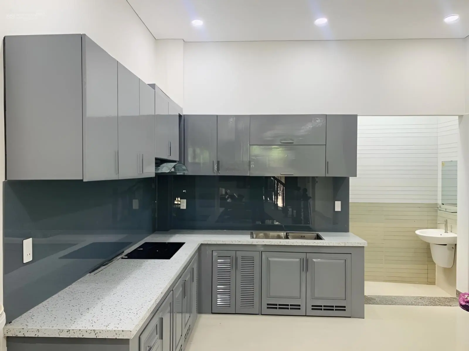Bán nhà hẻm xe hơi nhà 3 tầng 60m2 giá 2tỷ550 triệu đường Đặng Thùy Trâm P13 Bình Thạnh. Sổ sẵn