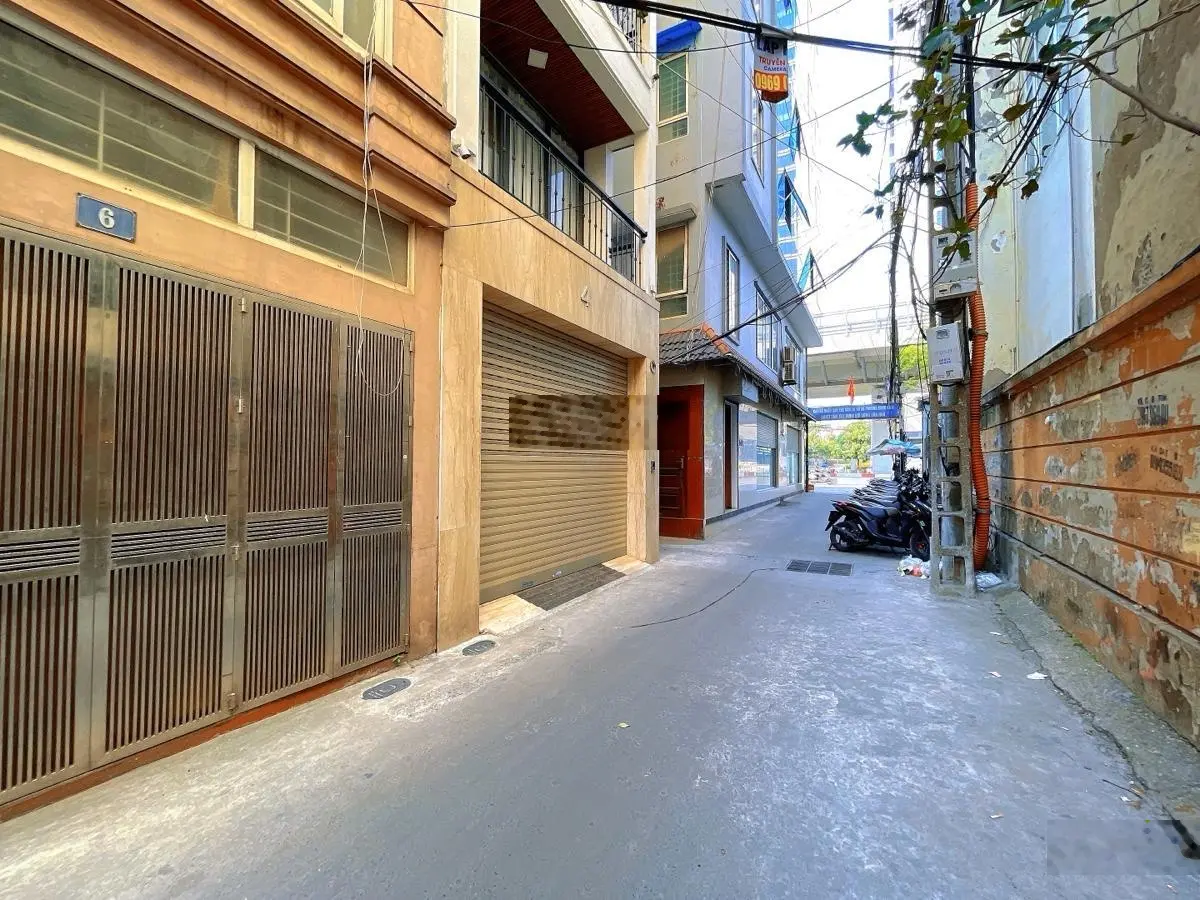 Nhà Minh Khai ô tô tránh - cách cầu vượt 15 m - sổ đỏ vuông (tây tứ trạch)