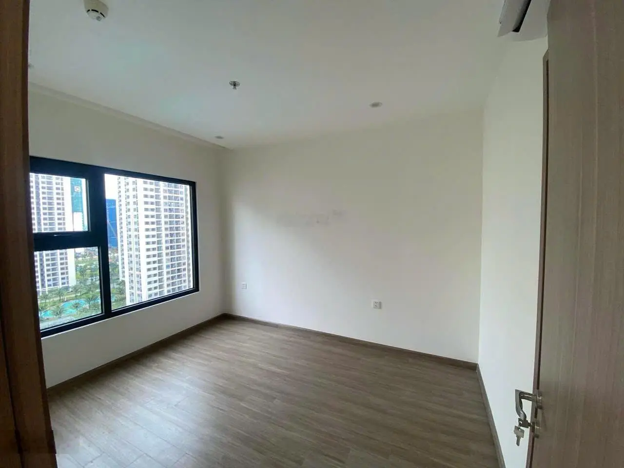 Bán căn hộ 2PN2WC 2tỷ650 View Hồ Bơi tại Vinhomes Grand Park quận 9