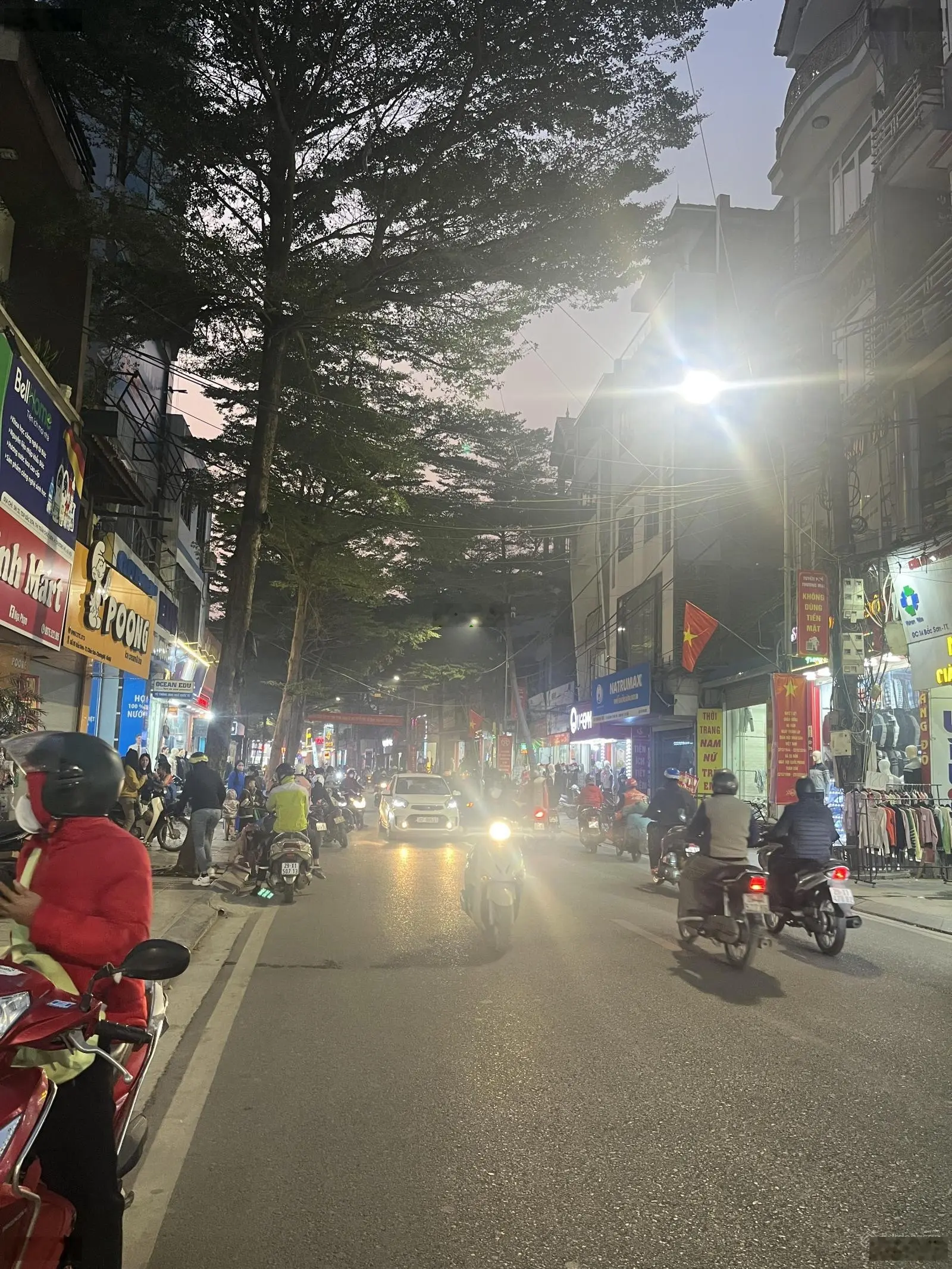 Siêu hiếm, trung tâm thị trấn Chúc Sơn, Chương Mỹ 70m2, 2T, hơn 10 tỷ, vỉa hè, ô tô kinh doanh