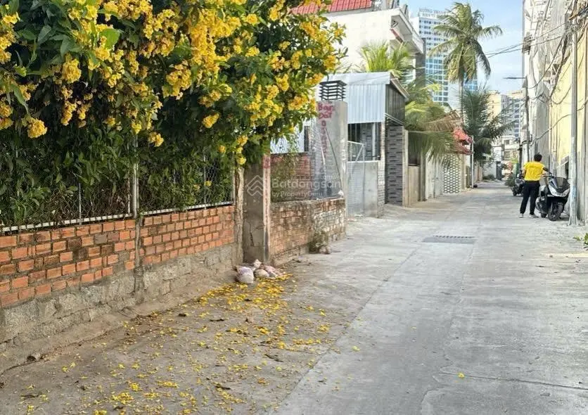 Bán đất hẻm 5m Phạm Văn Đồng, Vĩnh Hoà, Nha Trang, dt 161m2 (ngang 5,3m) hướng đông - Giá 55tr/m2