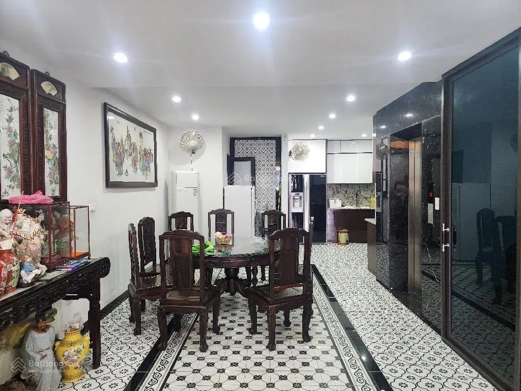 Chính chủ bán nhà mặt phố Ngô Gia Tự DT 112m2, MT 6m, vị trí kinh doanh, vỉa hè, view vườn hoa