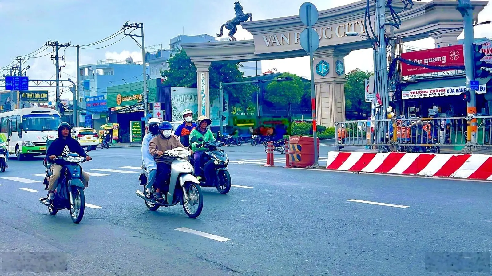 Nhà 4 tầng - ngay khu đô thị vạn phúc - ô tô ngủ trong nhà - giá chỉ 9.xx tỷ.
