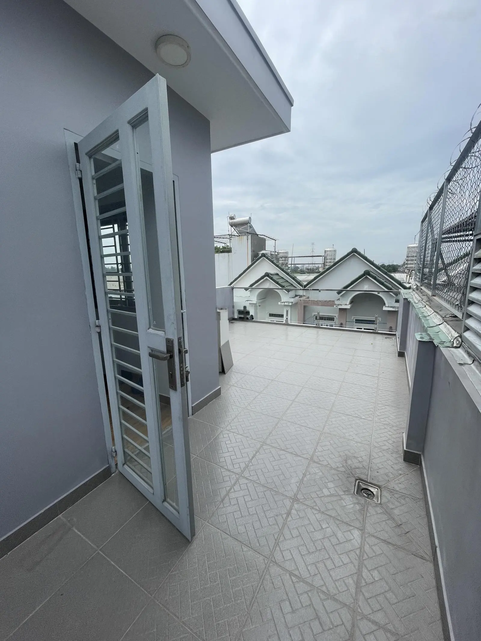 Nhà 3 tầng ngay chợ Hiệp Bình Phước, đối diện Giang Ghẹ - Khu đồng bộ đường xe hơi. Nhà chủ tự xây