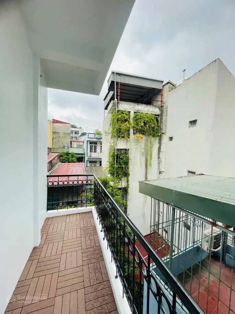 Nhà đẹp giá tốt đội cấn 40m2*5t,mặt tiền 5mlô góc thoáng sáng,ngõ rộng yên tĩnh hơn 8tỷ