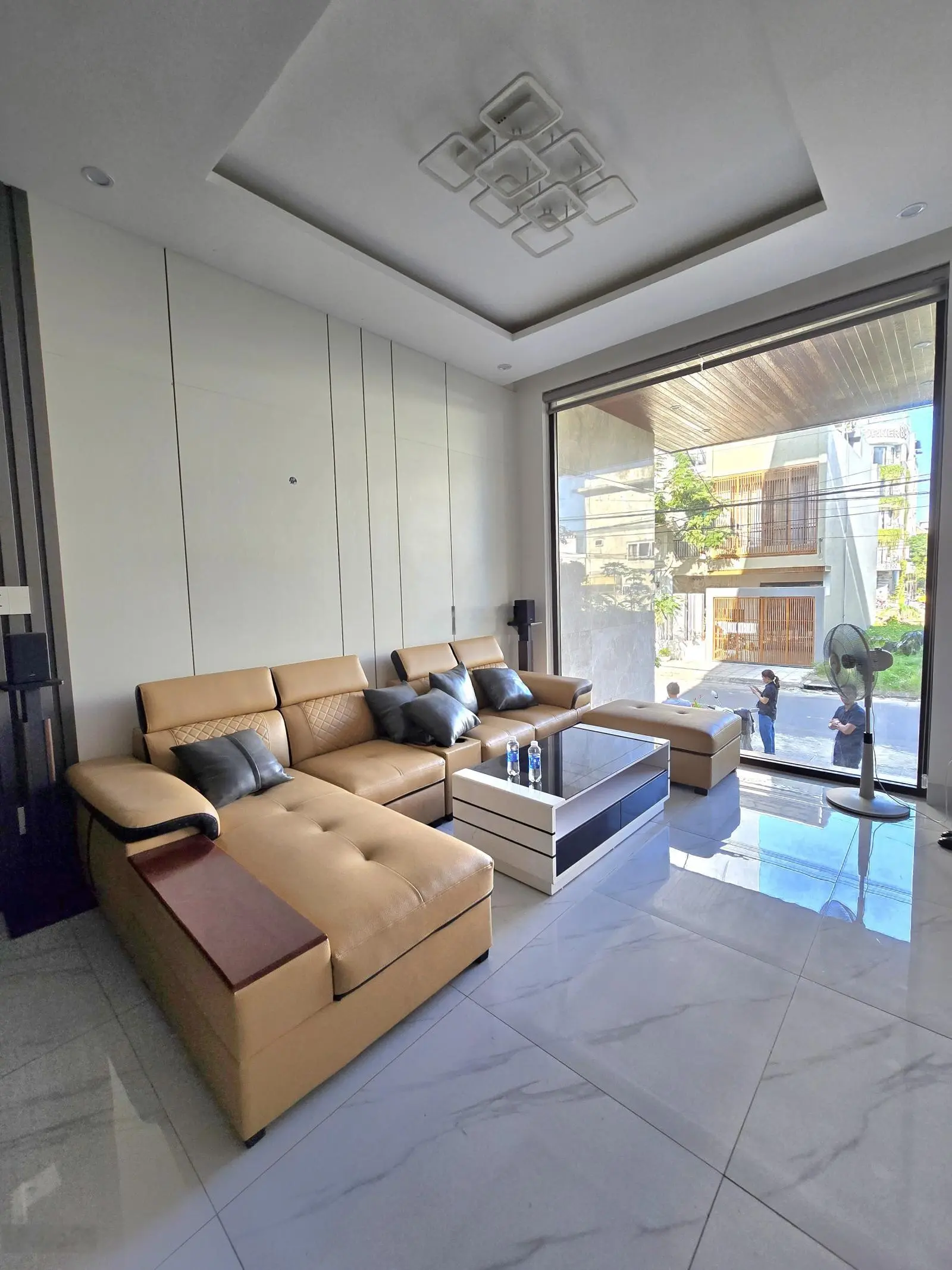 Bán nhà 5 tầng biển Mỹ Khê giá chỉ hơn 12 tỷ, thiết kế rất đẹp dòng tiền thuê đến 40 triệu.