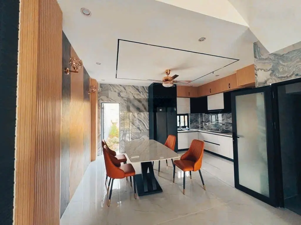 Bán nhà 3 tầng full nội thất DT 80m2, giá 5,2 tỷ - mặt tiền Hòa Phú 4, Liên Chiểu