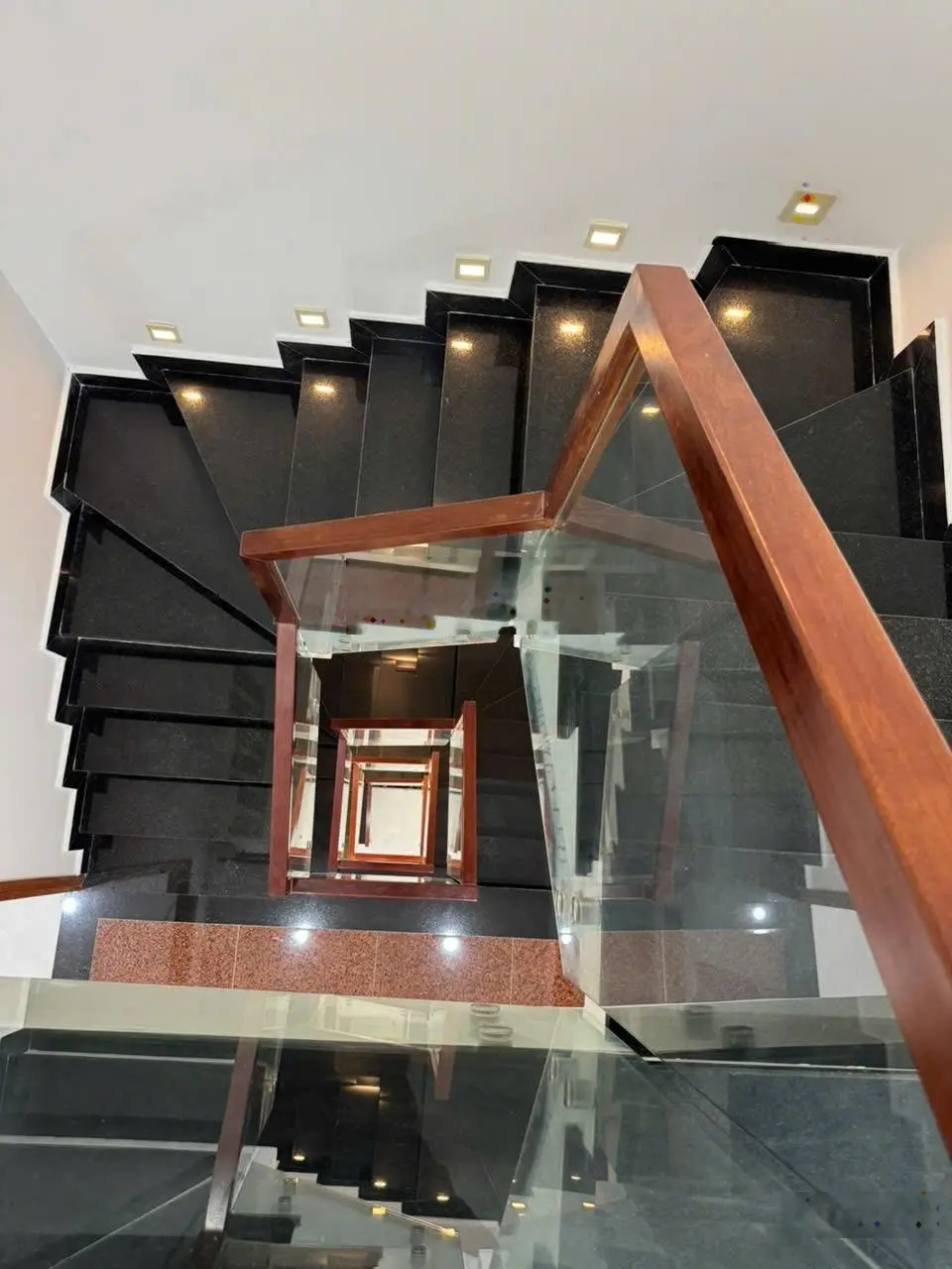 Nhà 1 trệt 1 lửng 3 lầu ngay Hà Huy Giáp vô 15m
