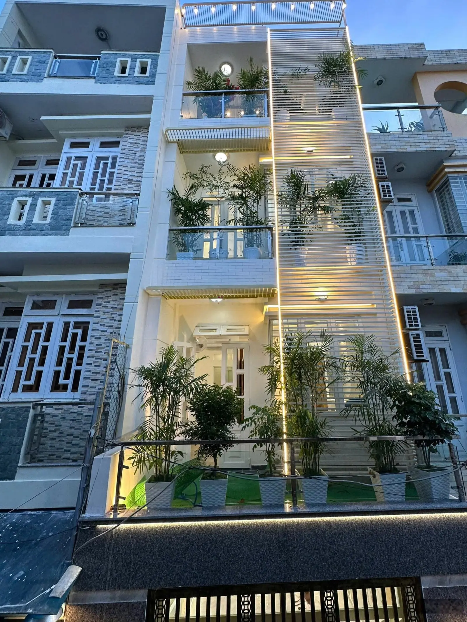 Nhà đẹp hẻm xe hơi đường Quang Trung, P14 Gò Vấp, 4,25 x 13m, 4 tầng, 4 PN, 5WC, 6,98 tỷ TL.