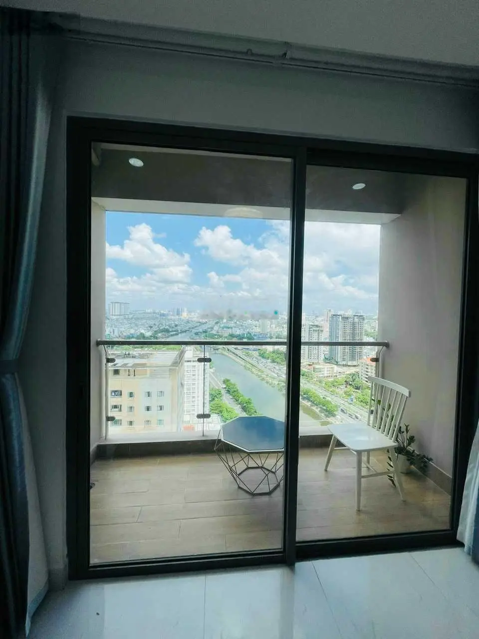 Chính Chủ bán căn hộ Gold View 2PN;2WC; View trọn Sông như hình; Full NT đẹp;Giá 4.9 tỷ; 0972 443 ***