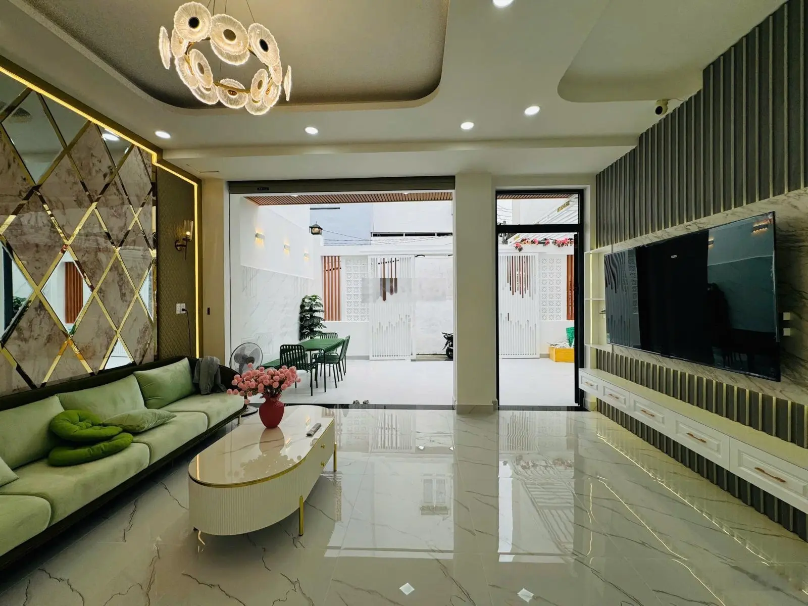 Bán biệt thự Phú Mỹ Quận 7 DT 8x14m, trệt 2 lầu nhà mới decor bán gấp 8,9 tỷ bank cho vay 70%