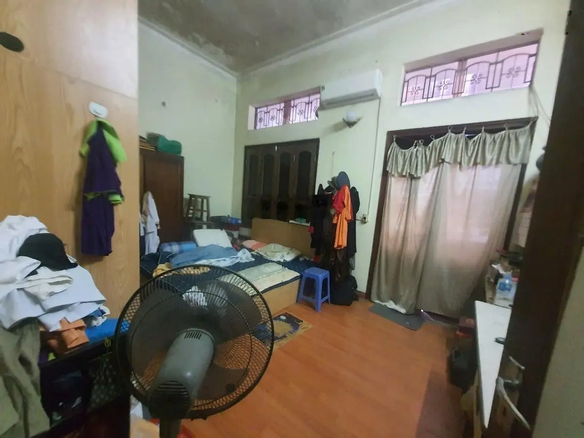 Bán Đất tặng Nhà 2,5 tầng ngay đầu Ngõ 164 Vương Thừa Vũ HN DT 43,4 m 2,5 tầng MT 5 m Giá 16,5 tỷ.