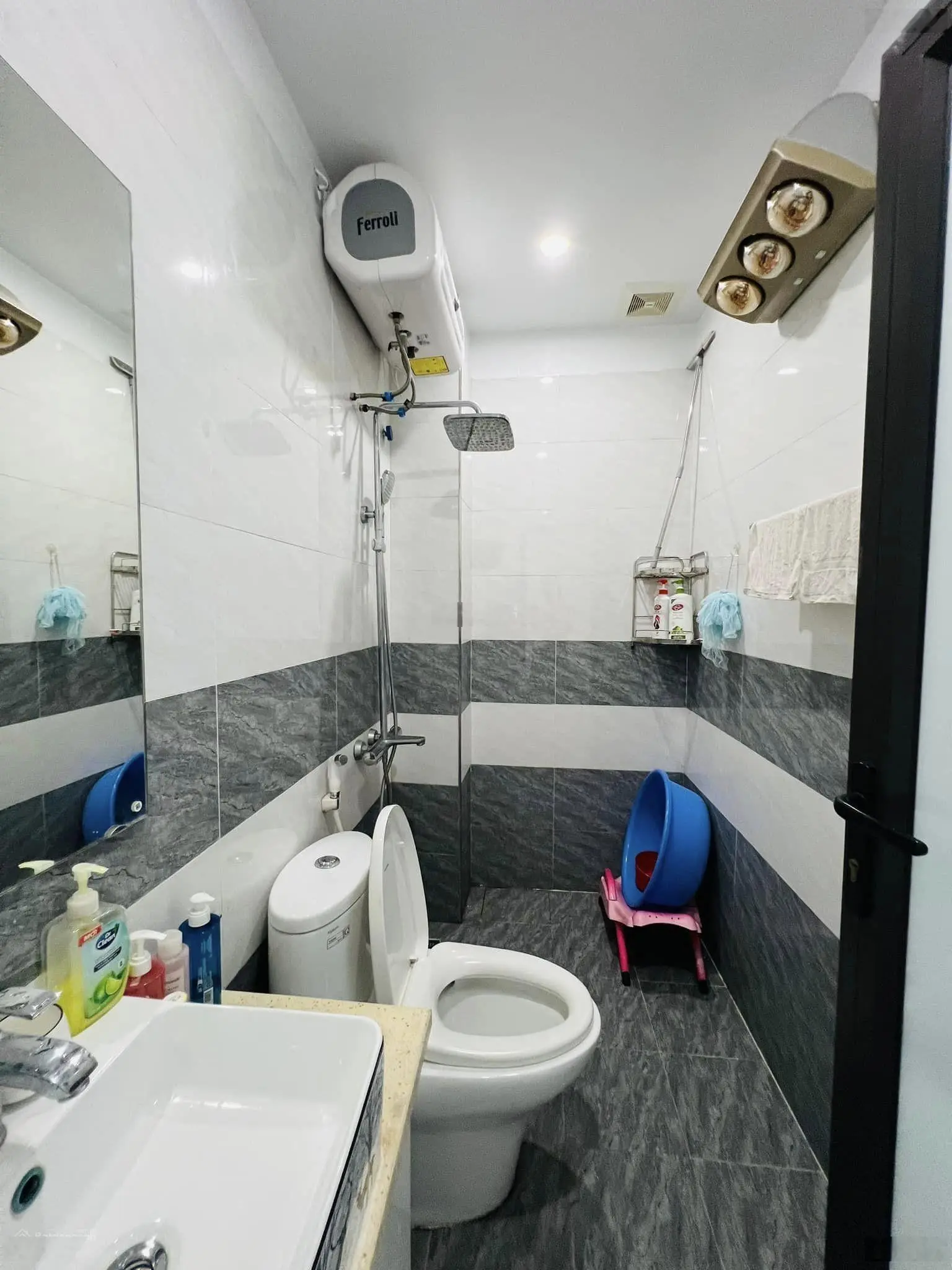 Nhà dân xây 3 tầng tại Sở Dầu, Hồng Bàng 47m2, ô tô đậu cửa chỉ khoảng 3 tỷ x