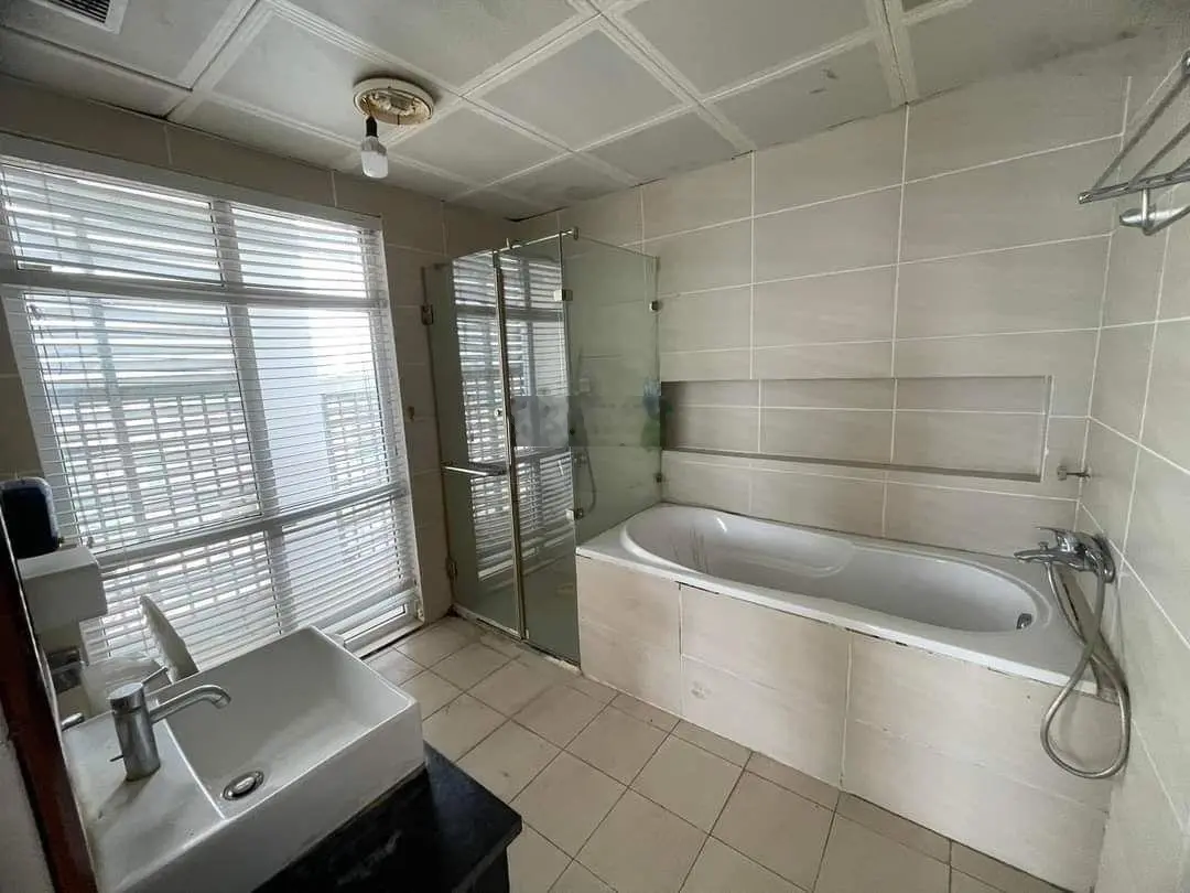 CC Trung Yên Plaza. Số 1 Trung Hòa, Sđ 193m, 3PN, 3VS, 1Kho, 3BC. Giá thu 52tr. Sđcc. 0974 687 ***