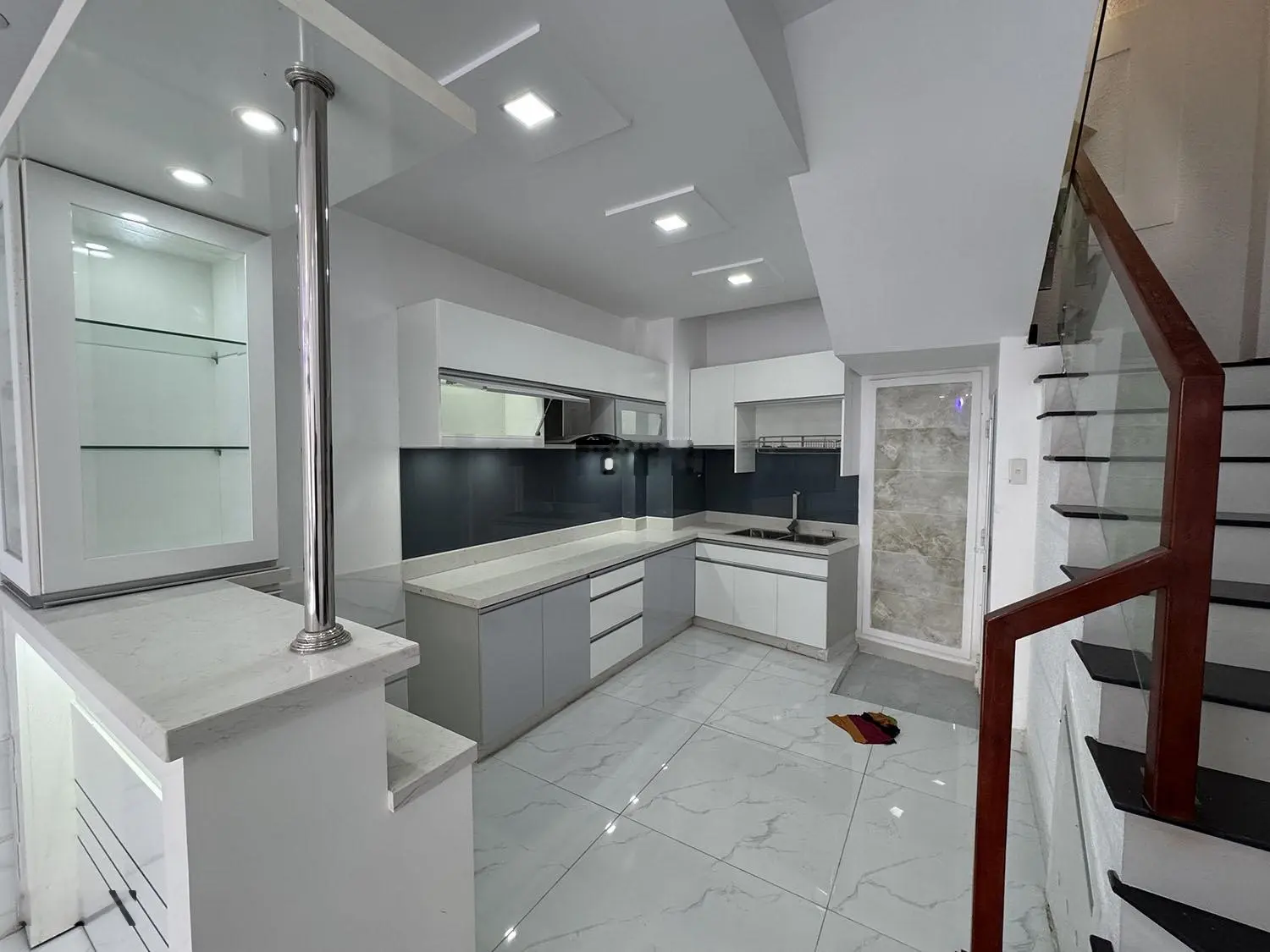 Nhà phố Trệt,3 lầu, sân thượng, mới 100%, 4 phòng ngủ, hẻm xe hơi đổ cửa khu VIP Nguyễn Thượng Hiền