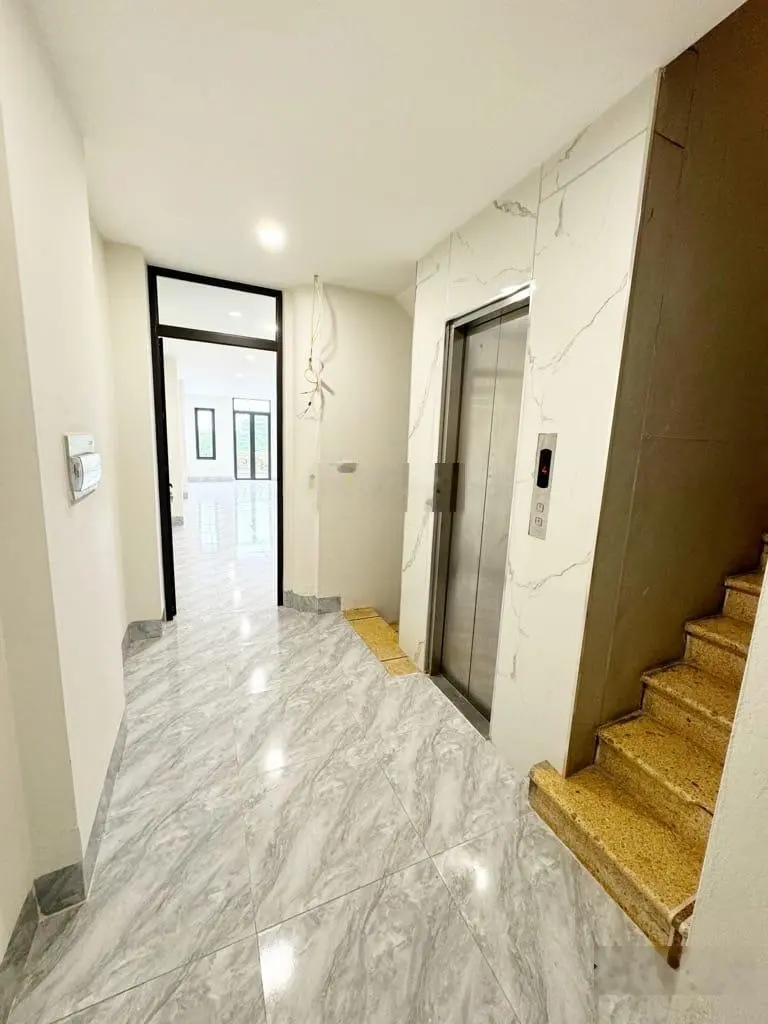 Bán nhà mặt phố cổ linh, nhà mới đẹp lung linh, tặng full nội thất xịn xò, thang máy
