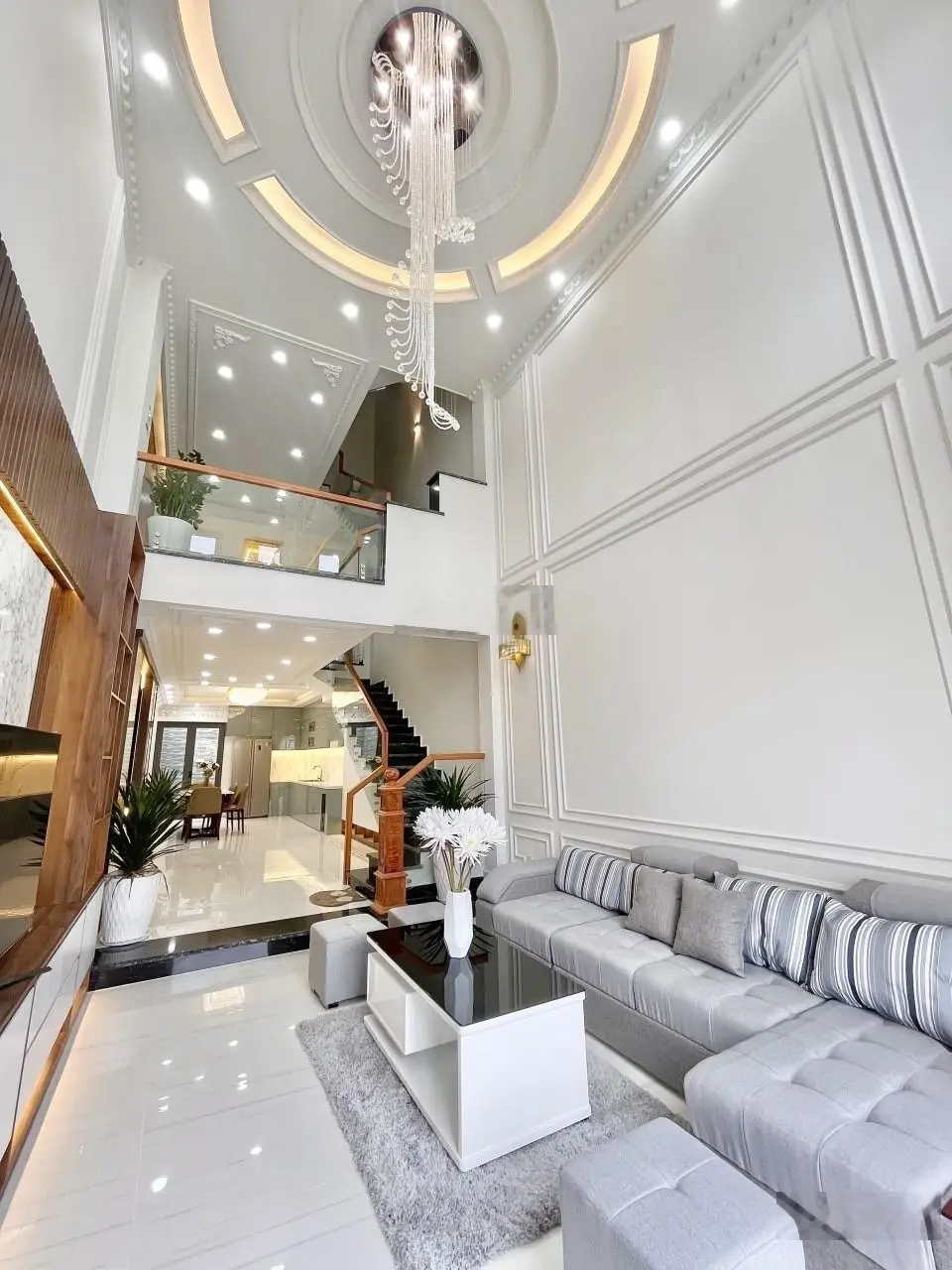 Siêu hiếm, Quốc lộ 13, Hiệp Bình Phước, hẻm xe tải 8m, 4 tầng, 105m2, sổ hồng hoàn công, chỉ 10 t.y