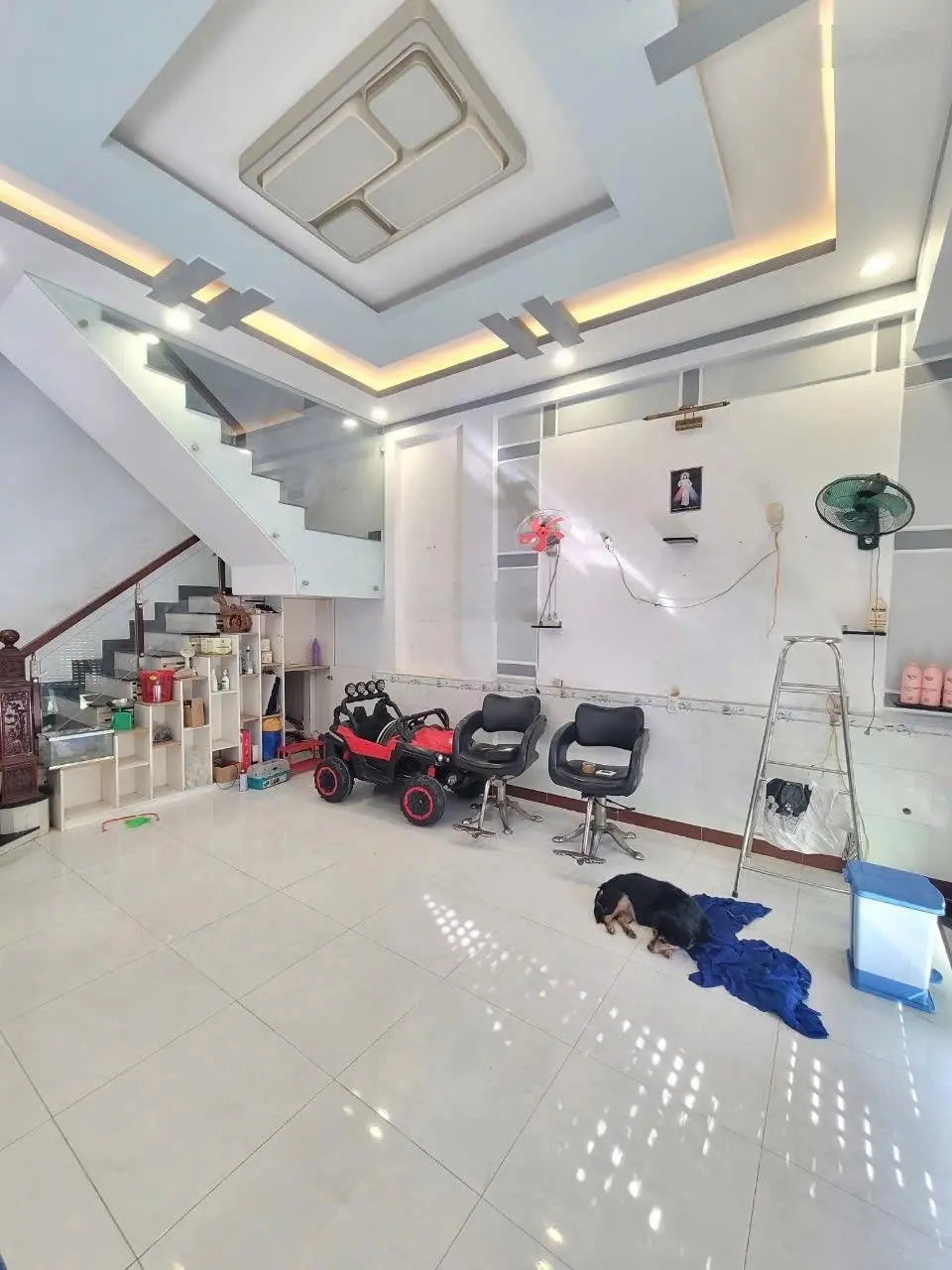 Nhà trệt lầu. 3 phòng ngủ. Gần làng ĐHQG TP. HCM. DT: 75m2. Đường 6m. Giá: 3.95 tỷ TL