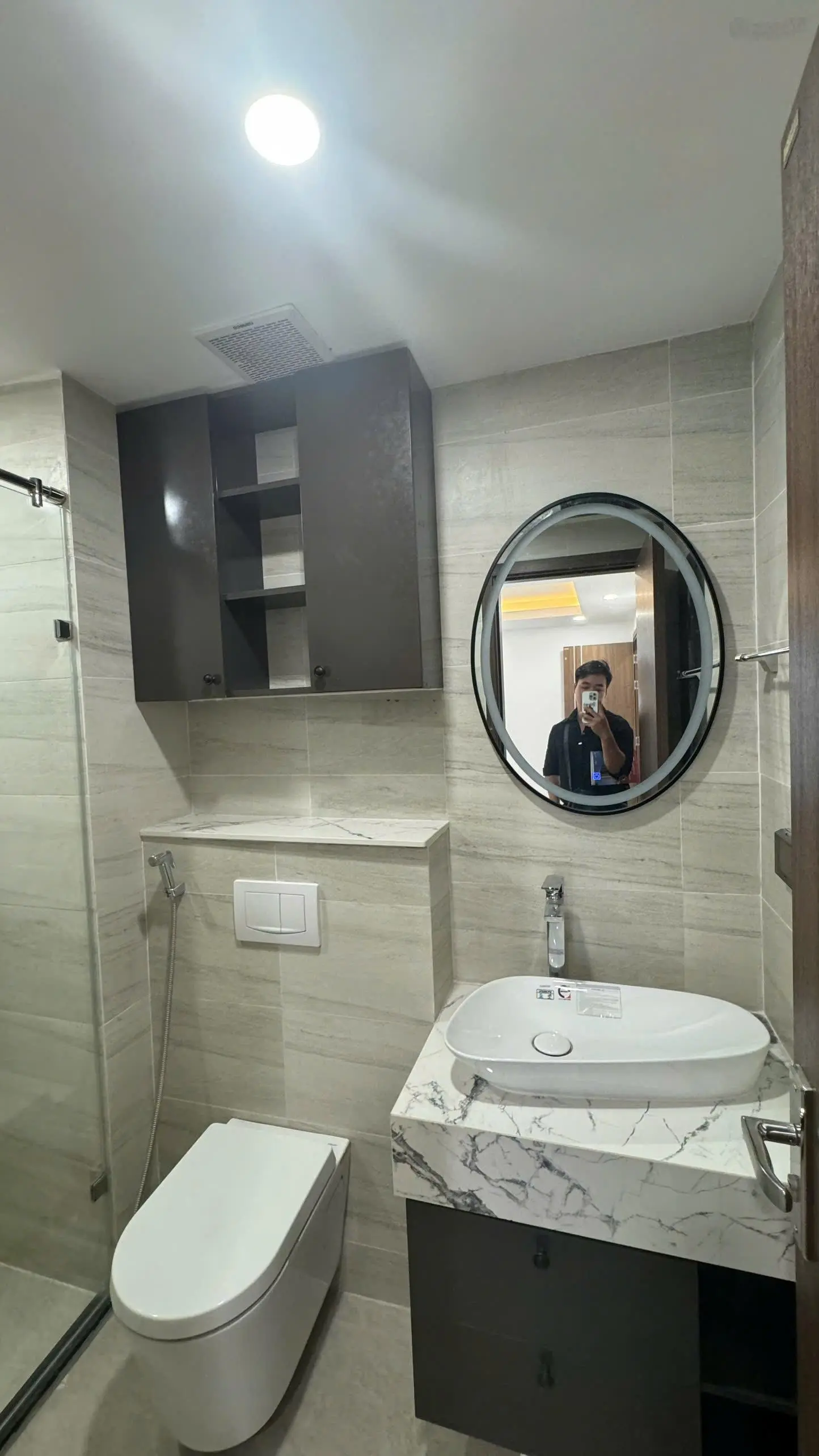 Tôi cần bán lại căn hộ 2+1 PN/79m full nội thất cơ bản, ban công Tây Nam, giá 26.2tr/ m.
