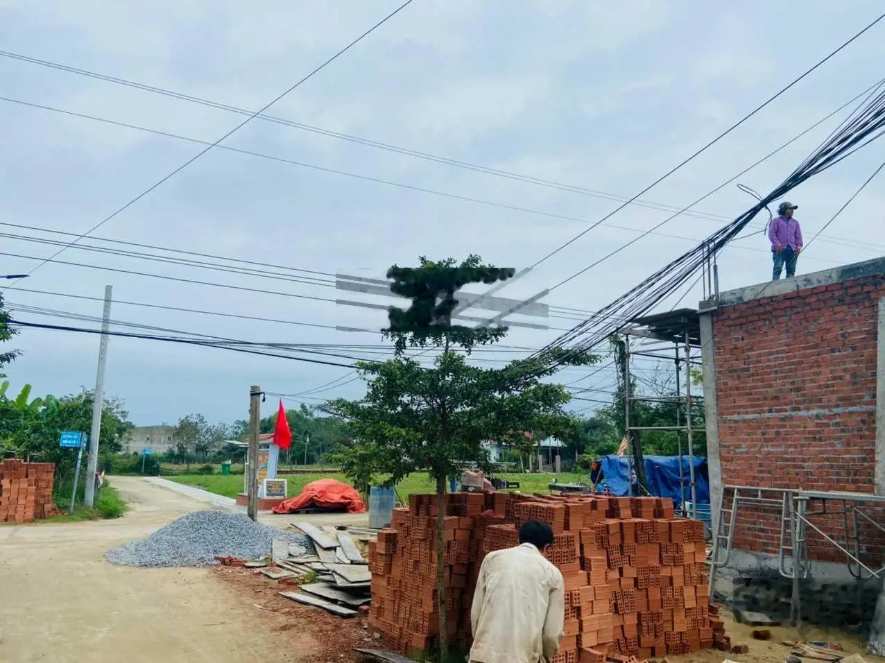 Bán 3 lô mới tách thửa. Sẵn sổ đỏ. Đường mở rộng 8m. Full thổ cư. Cách Cầu Rồng 15 phút. Giá 590tr