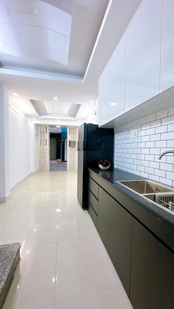 Bán nhà 2 phòng ngủ mặt tiền đường xe hơi quận 4