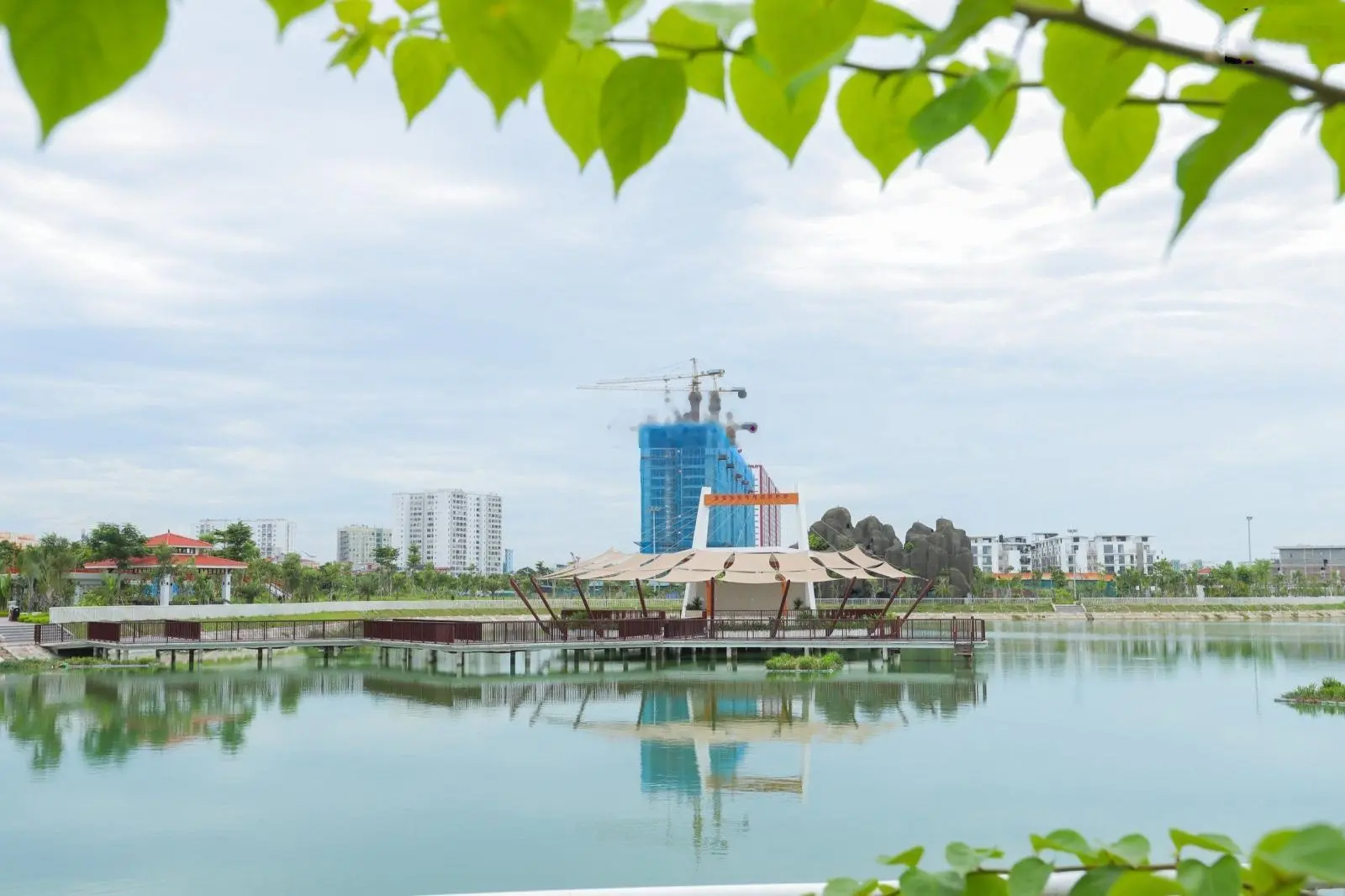 Tôi bán căn 2PN 77,5m2 tầng trung BC Đông Nam view Hồ 22ha ở Khai Sơn City Long Biên. Giá 4,850 tỷ