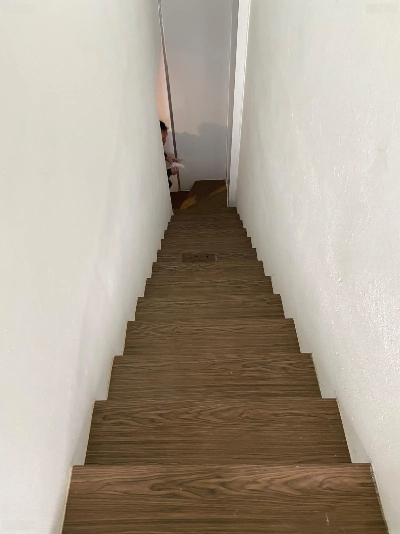Bán căn nhà 2 tầng diện tích 104m2, sân vườn đẹp, nhìn ra công viên và hồ nhỏ, sát Hồ Tây