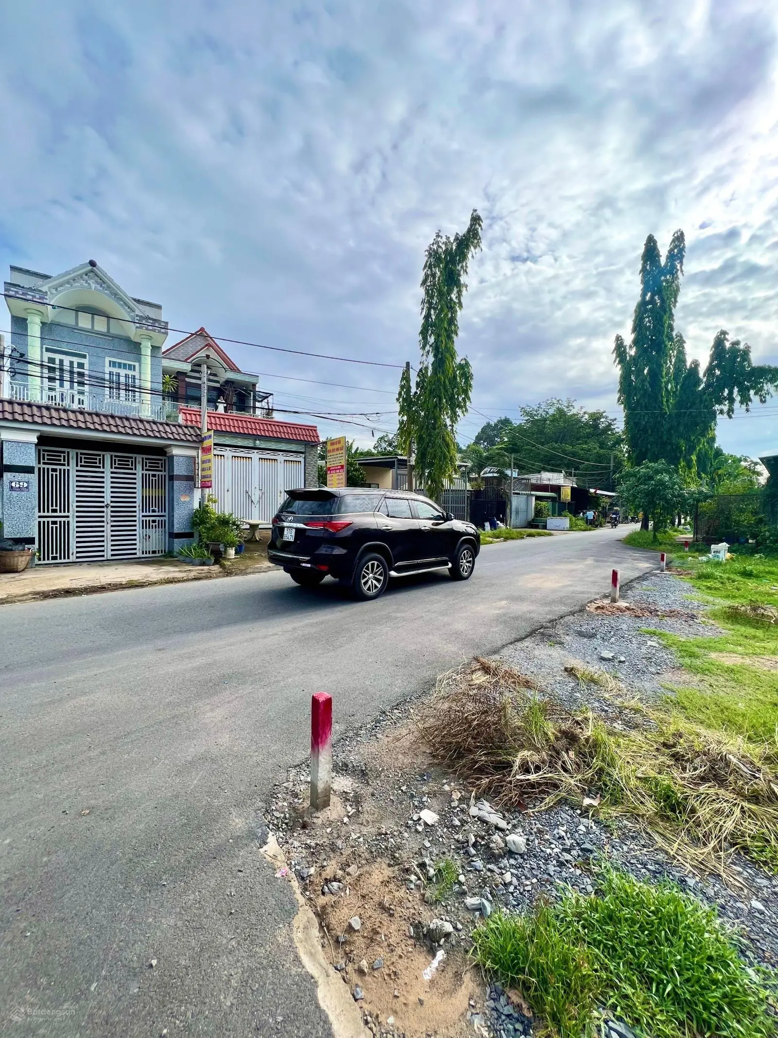 Tôi cần bán gấp lô đất 2 mặt tiền đường nhà nước. Tân Phú Trung cách ngã tư An Sương 14km. Giá rẻ