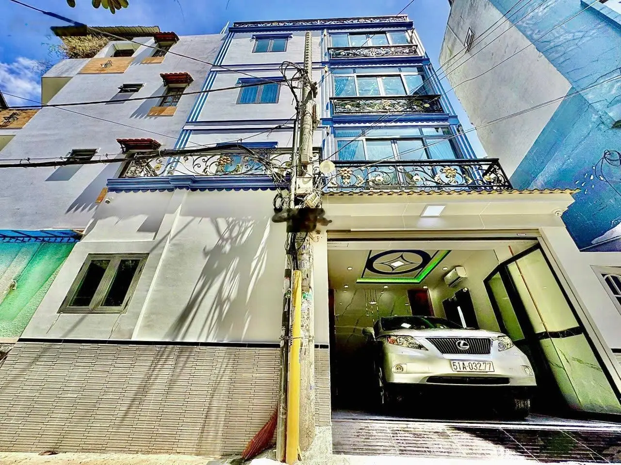 nhà Phú Nhuận siêu vi trí, xe hơi ngủ trong nhà