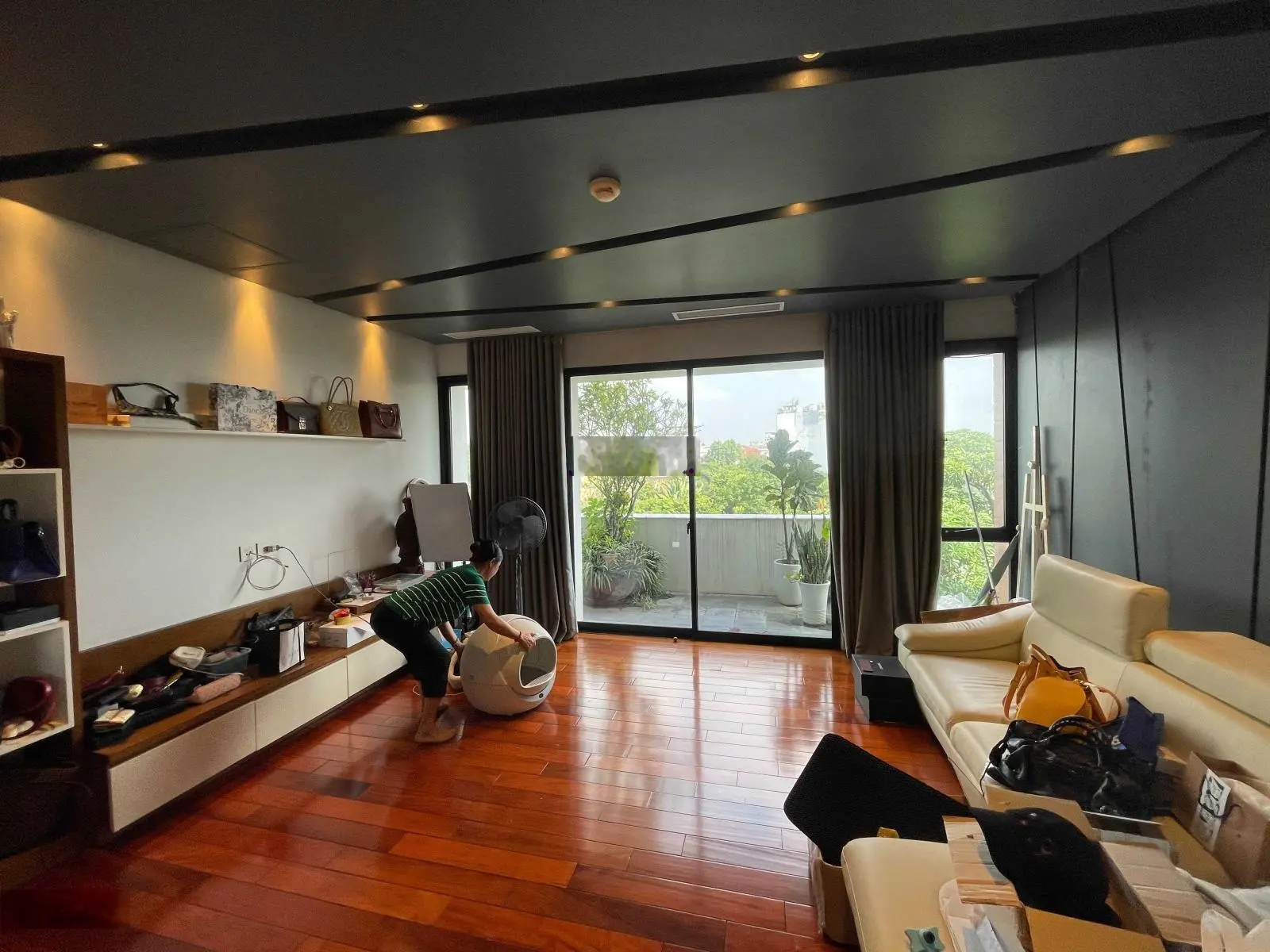 Bán cả căn nhà 6 tầng 420m2, thang máy, hầm để xe view tuyệt đẹp, 2 mặt phố và đi lại thuận tiện