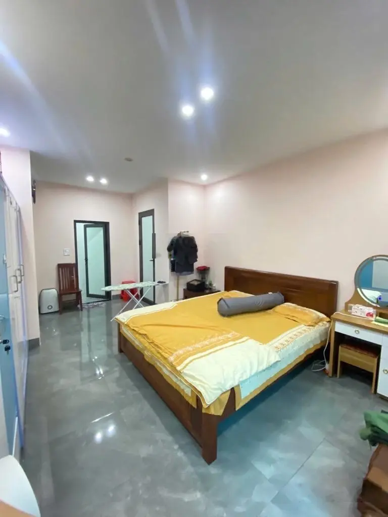 Chị liên gửi bán căn nhà tự xây chin chu đẹp. 35m2 chủ rất lộc lá đổi nhà mới to đẹp hơn.
