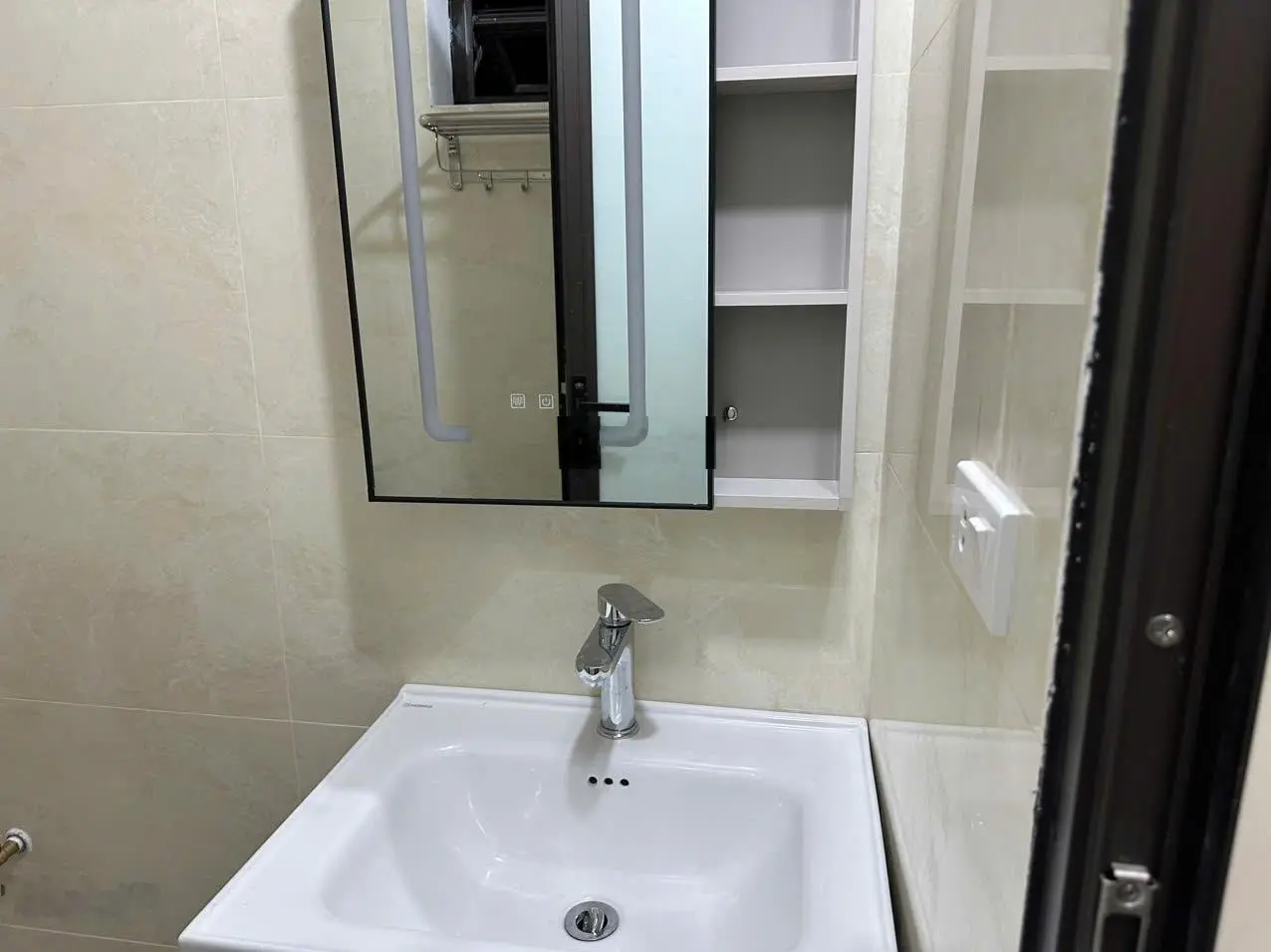 Bán khách sạn mini 20 phòng đường Lý Đạo Thành ngay sát chợ Hoà Đình DT 110m2 MT 5.5m hướng TB