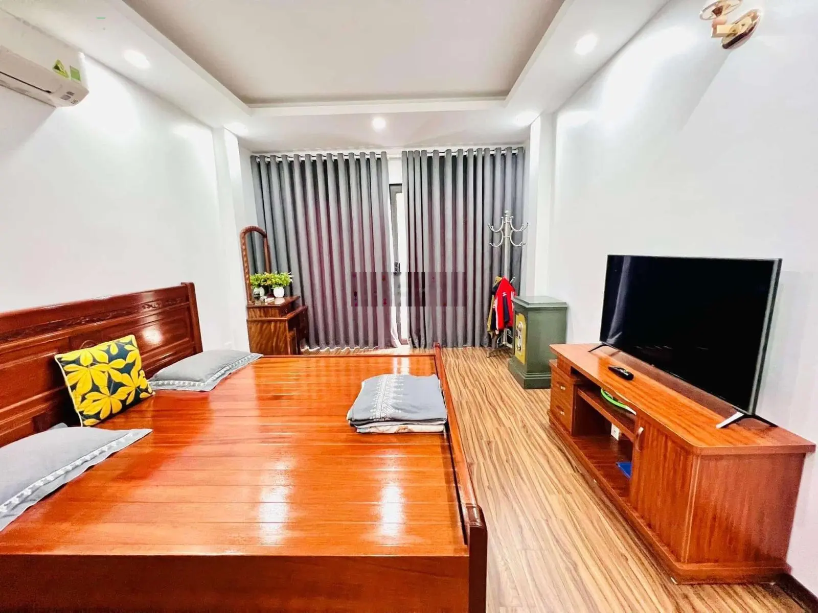 Bán nhà Phố Đông Tác trung tâm Đống Đa 20m ra Phố 51m2 6 Tầng thang máy nhà đẹp 6 Phòng Ngủ